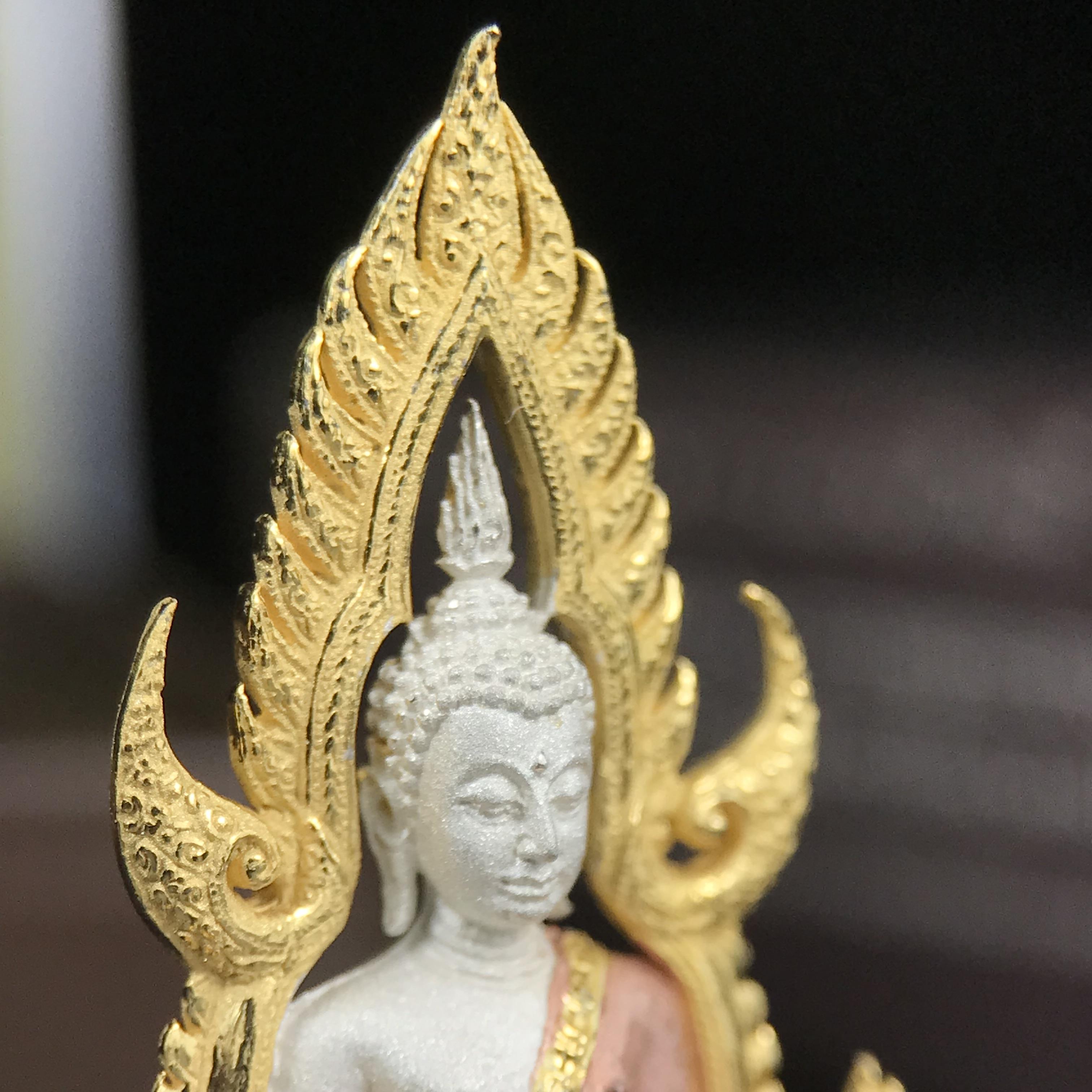 พระพุทธชินราช ภปร. โครงการ "เพราะแผ่นดินนี้ คือ แผ่นดินเกิด" ปี 2548(รุ่นแรก) ลอยองค์เนื้อเงินสามกษัตริย์ หน้าตัก 1/2 นิ้ว (ขนาด 3.5 x 2.5 ซม.) พุทธศิลป์งดงามทรงคุณค่า รุ่นยอดนิยม