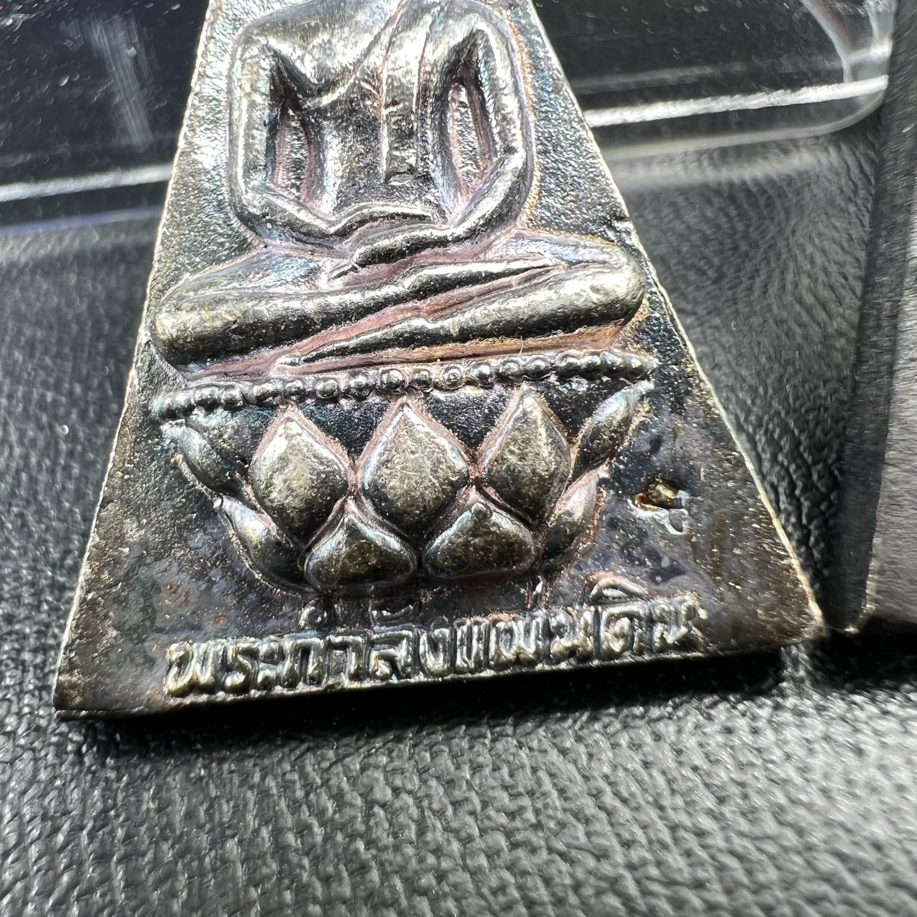 พระกำลังแผ่นดิน (สมเด็จจิตรลดา2) จัดสร้างเฉลิมพระเกียรติ ร.9 ครองราชย์ 50 ปี 2539 เนื้อเงิน(ผิวเดิมกลับดำ รุ้งๆสวย)+เนื้อนวโลหะ(สร้างน้อยหายาก)พร้อมกล่องบรรจุเดิมครบสมบูรณ์(1ใน2539องค์)