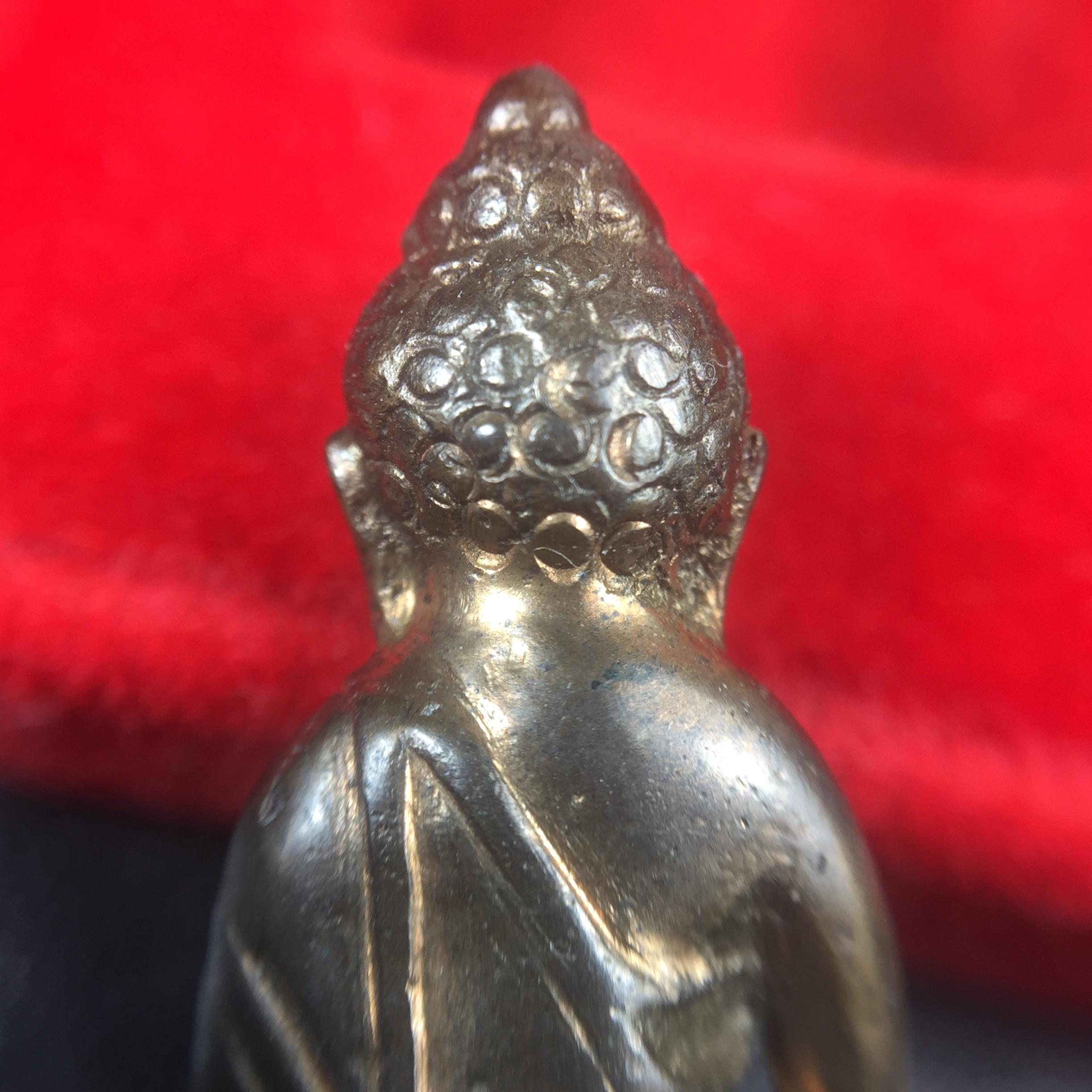 พระกริ่ง-พระชัยวัฒน์ ปวเรศ ปี2530 วัดบวรนิเวศราชวรวิหาร(องค์พระชัยวัฒน์เลี่ยมกรอบทองคำแท้)(ในหลวง ร.9 เสด็จเททอง)(บรรจุเส้นเกศาในหลวงรัชกาลที่9)พร้อมสูจิบัตรเดิมตอนจัดสร้าง(สภาพสวยครบสมบูรณ์) (องค์หน้าใหญ่)(องค์ทองทบ)แบบพิมพ์นิยมหายาก