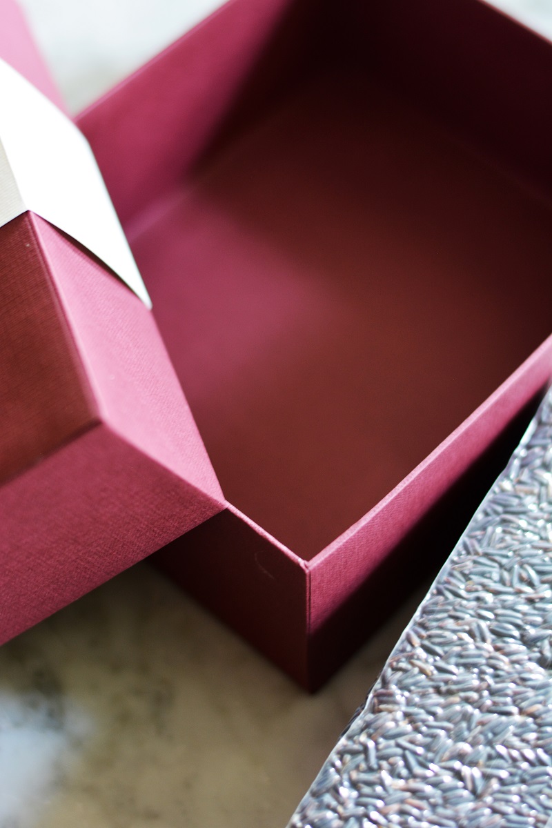 กล่องสวยแบบ 1 สี สำหรับใส่ของขวัญพร้อมตกแต่งด้วยการ์ดข้อความที่สามารถพิมพ์ชื่อ ข้อความหรือโลโก้ได้ ไม่มีขั้นต่ำ