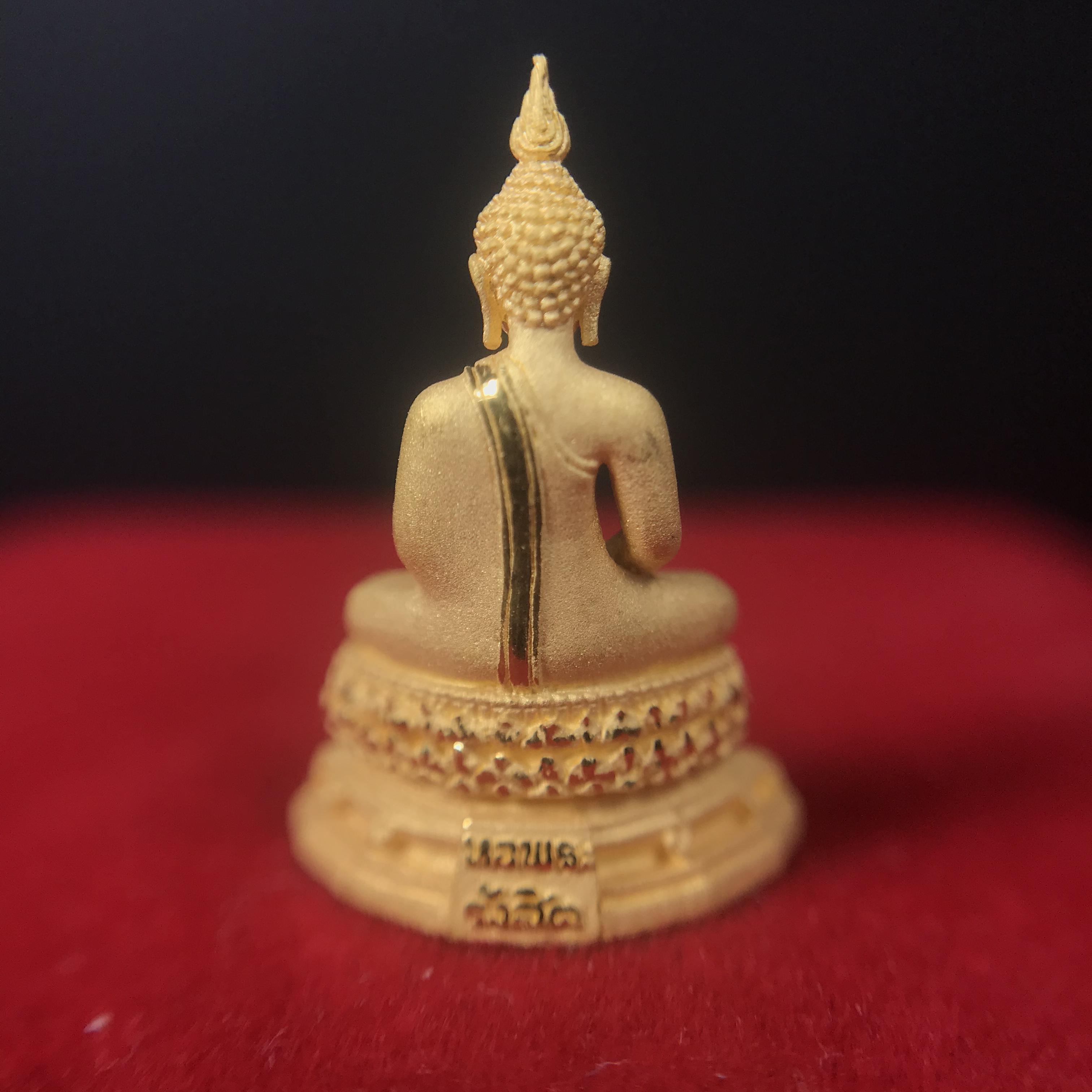 พระชัยวัฒน์พุทธสิหิงค์ ภปร. รุ่นสร้างหอพระธรรมศาสตร์ ปี2542 เนื้อทองคำ(5.9 กรัม) มหาพิธี 3วาระอันยิ่งใหญ่(1ใน5000องค์)