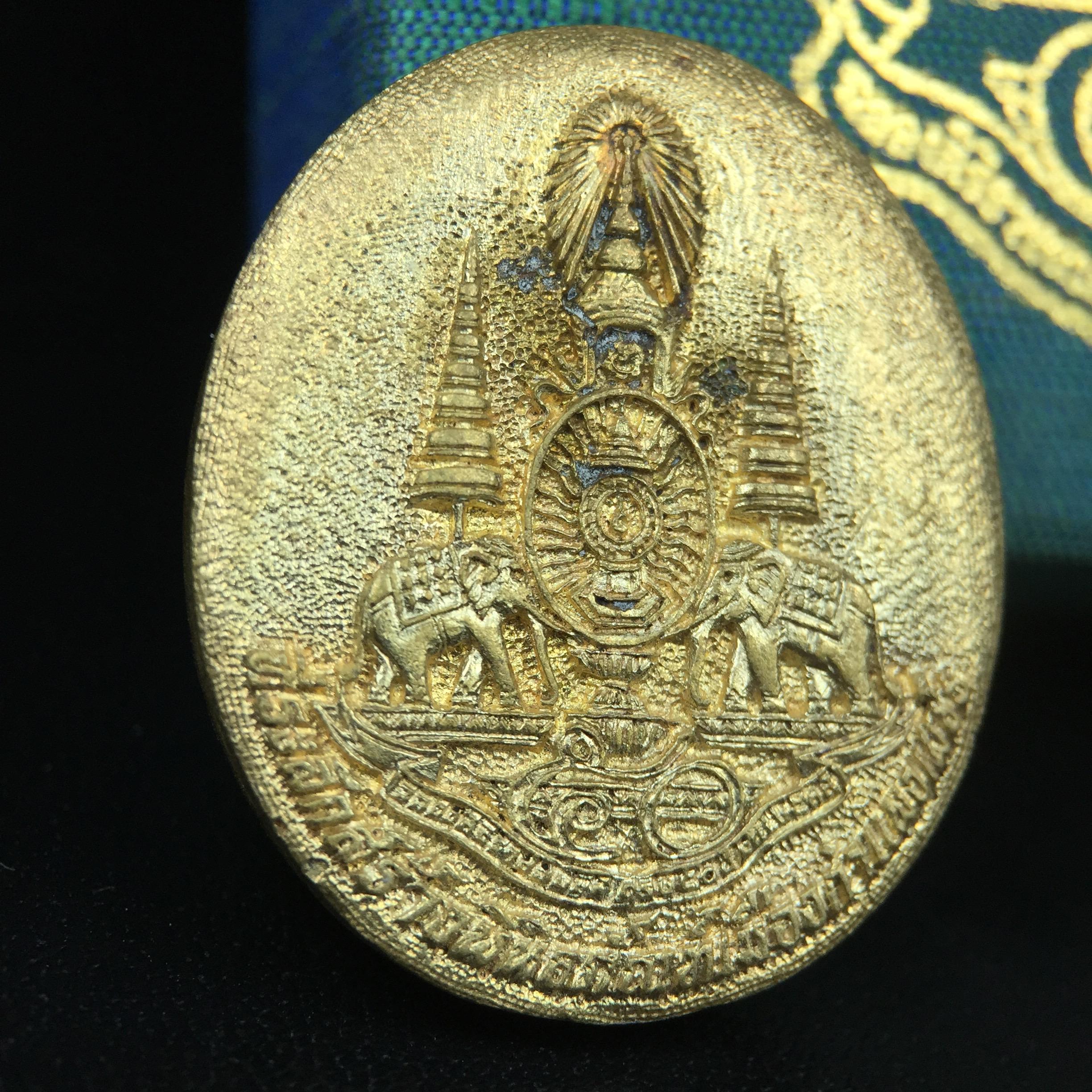 เหรียญรูปเหมือนพระญาณวิทยาคมเถร (หลวงพ่อคูณ ปริสุทโธ)ชุดกาญจนาภิเษกครองราชย์ครบ 50 ปี วัดบวรนิเวศวิหาร ปี พ.ศ. 2538 เนื้อบรอนซ์ทอง(จัดสร้างได้เหมือนหลวงพ่อคูณมาก มีรายละเอียดและความคมชัดสูง ลูกศิษย์ท่านไม่ควรพลาด วิจิตรศิลป์และพุทธศิลป์งดงาม)พิธีใหญ่