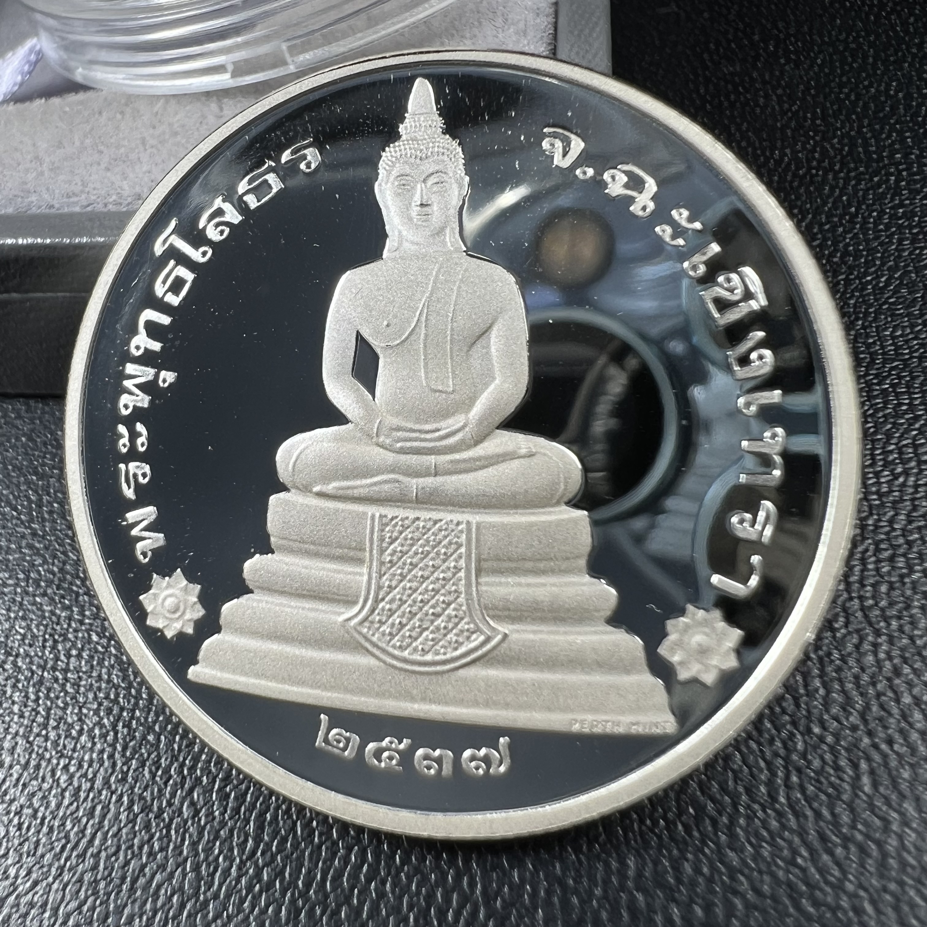 เหรียญพระพุทธโสธร รุ่นนานาชาติ(รุ่นแรก) วัดโสธรวรารามวรวิหาร ปี 2537 พิมพ์โสธรสองหน้า เนื้อเงินขัดเงา ขนาด 3.2 มม. จากโรงงานกษาปณ์เพิร์ธ ประเทศออสเตรเลีย(PERTH MINT AUSTRALIA) อันโด่งดังระดับโลก สภาพสวยพร้อมกล่องเดิมครบสมบูรณ์ (1 ใน 5000 เหรียญ)