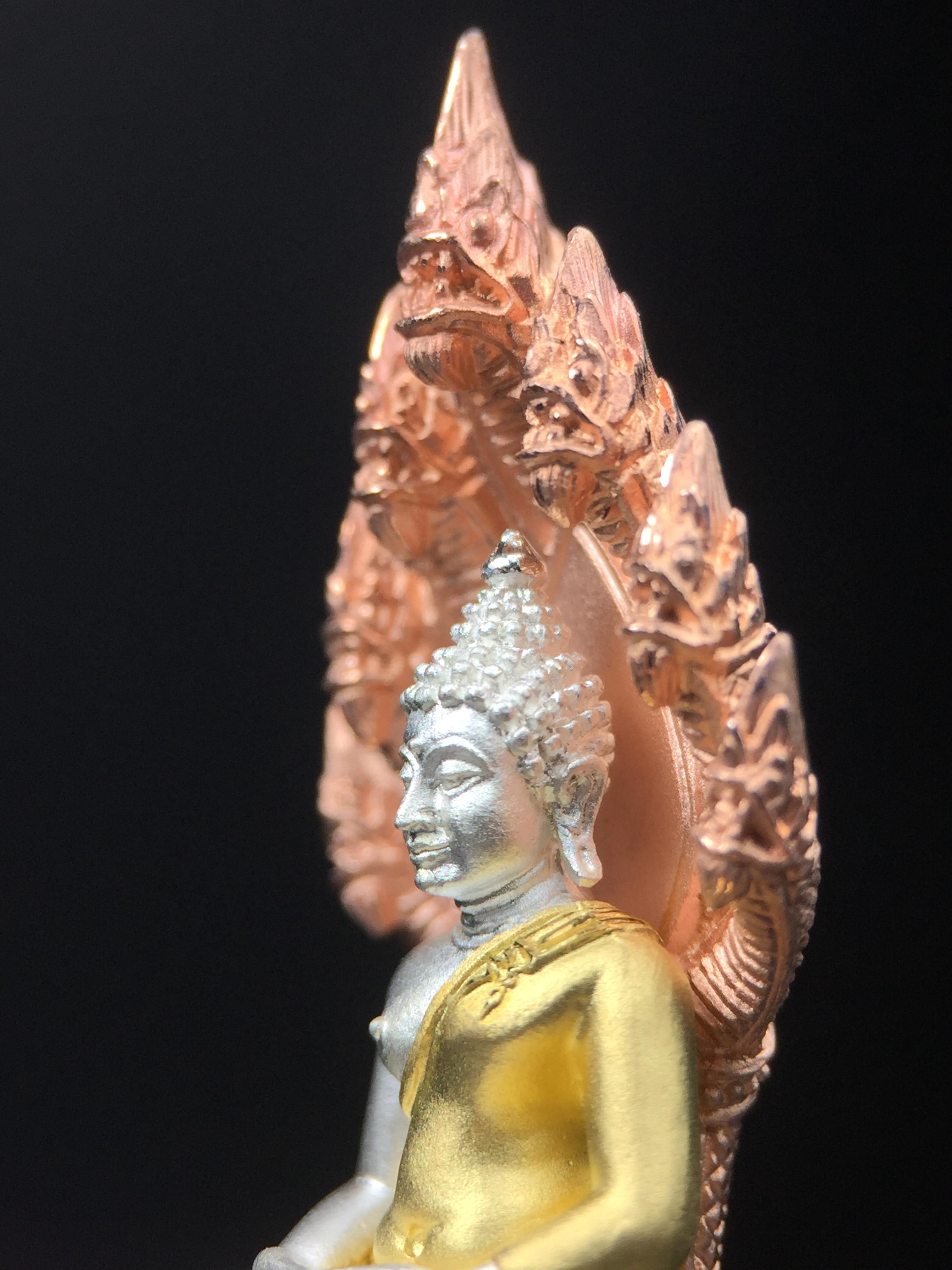 พระนาคปรก สธ. รุ่นสร้างพระอุโบสถเฉลิมพระเกียรติ 4 รอบ 84 พรรษา สมเด็จพระเทพรัตนราชสุดาฯ วัดบวรนิเวศวิหาร ปี 2543 พิมพ์ใหญ่ เนื้อเงินบริสุทธิ์ ชุบสามกษัตริย์แบบพ่นทรายขัดเงาบางส่วน(สภาพ สวย )พิธีใหญ่ พุทธศิลป์งดงาม หายาก (1 ใน 1999 องค์)