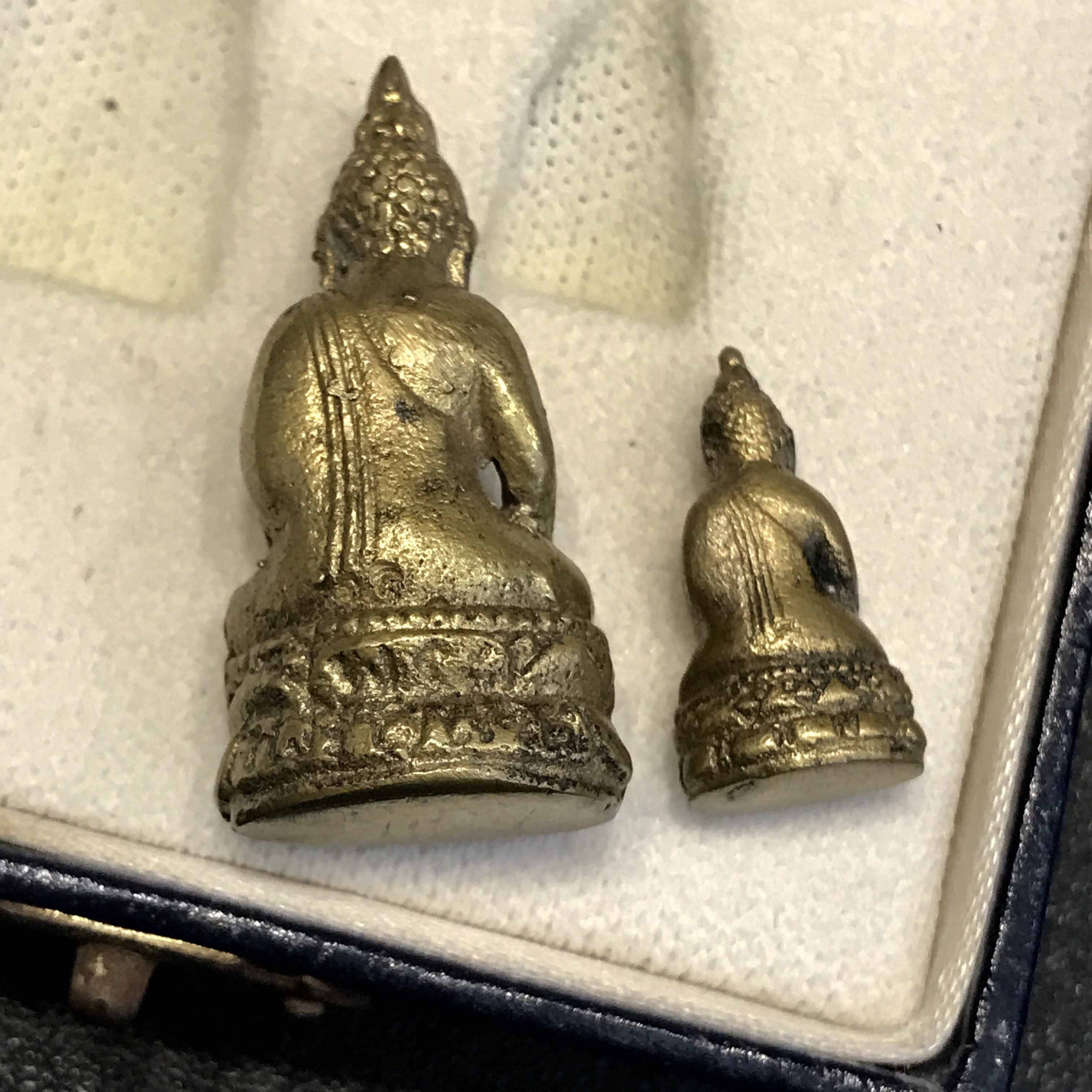 พระกริ่ง-พระชัยวัฒน์ไพรีพินาศ วัดบวรนิเวศวิหาร รุ่นผ้าป่าสิงห์บุรี ปี2528(กล่องหนังนิยม)