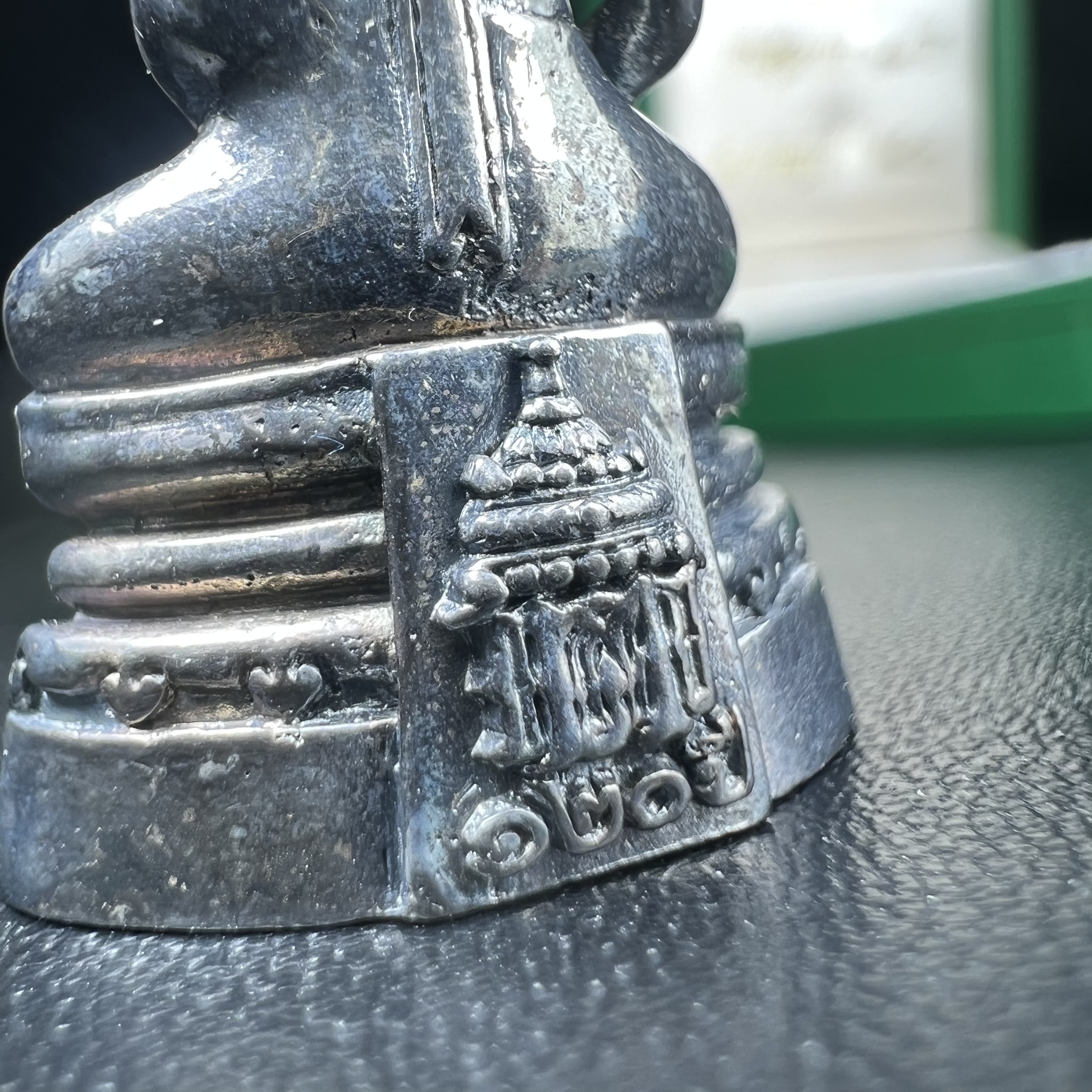 พระพุทธโสธร รุ่น กศก. 120 ปี เนื่องในโอกาสครบ 120 ปี กรมศุลกากร กระทรวงการคลัง จัดสร้าง ปี 2537 เนื้อเงินบริสุทธิ์ 99.9% ผิวขัดเงาลงดำ(งานบริษัท แพรนด้า จิวเวลรี่)สวยงดงาม ทรงคุณค่า