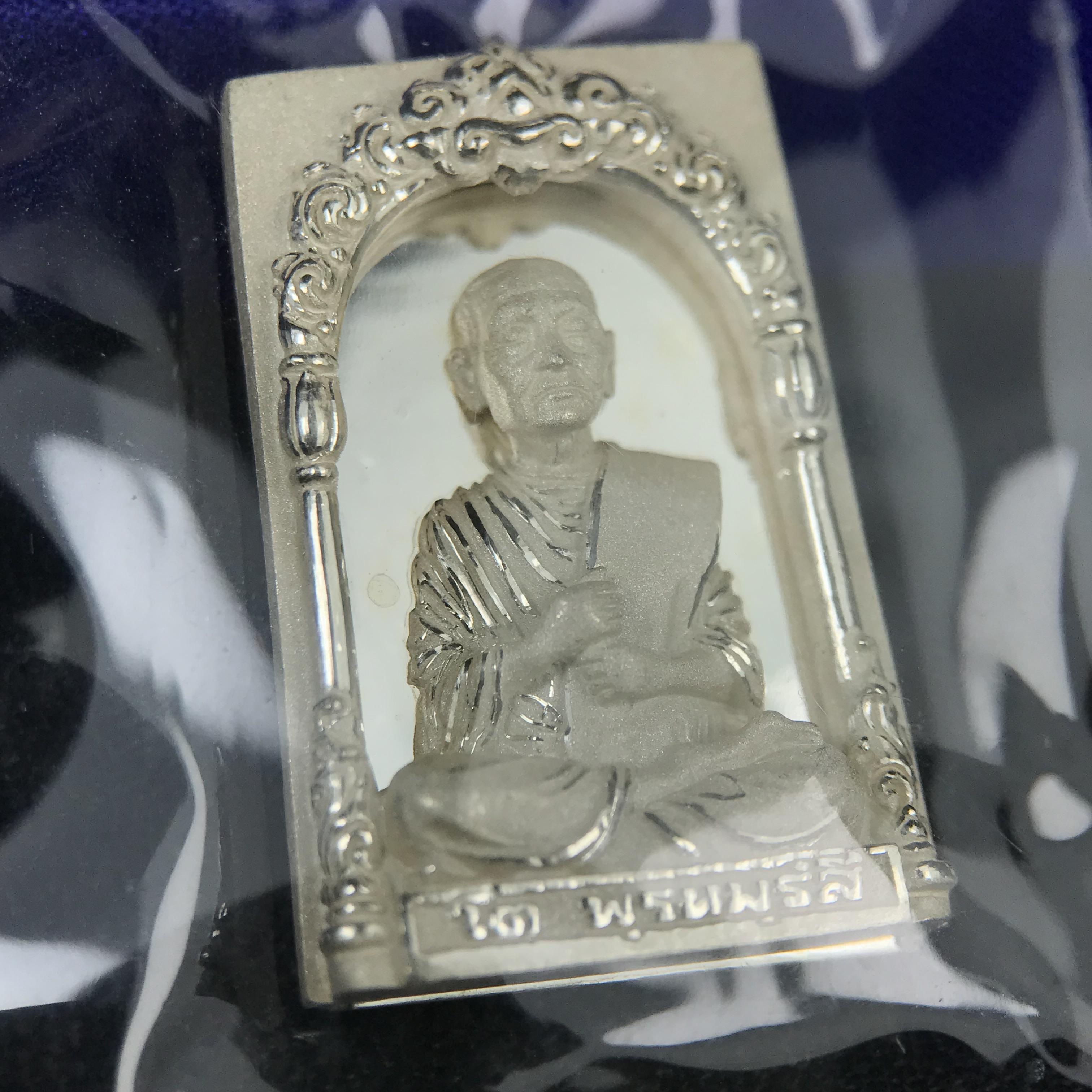 สมเด็จพุฒาจารย์ (โต พรหมรังสี) อนุสรณ์ 128 ปี สมเด็จพระญาณสังวร สมเด็จพระสังฆราช ทรงเมตตาอธิฐานจิต ปี 2543 มหาพุทธาภิเษก 3วาระ เหรียญรูปเหมือนสมเด็จพุฒาจารย์โตด้านหลังพระสมเด็จ พิมพ์ใหญ่เนื้อเงิน ขนาด 1.8 x 2.7 ซม. ทรงคุณค่าทั้งด้านความงานด้านพุทธศิลป์ แล