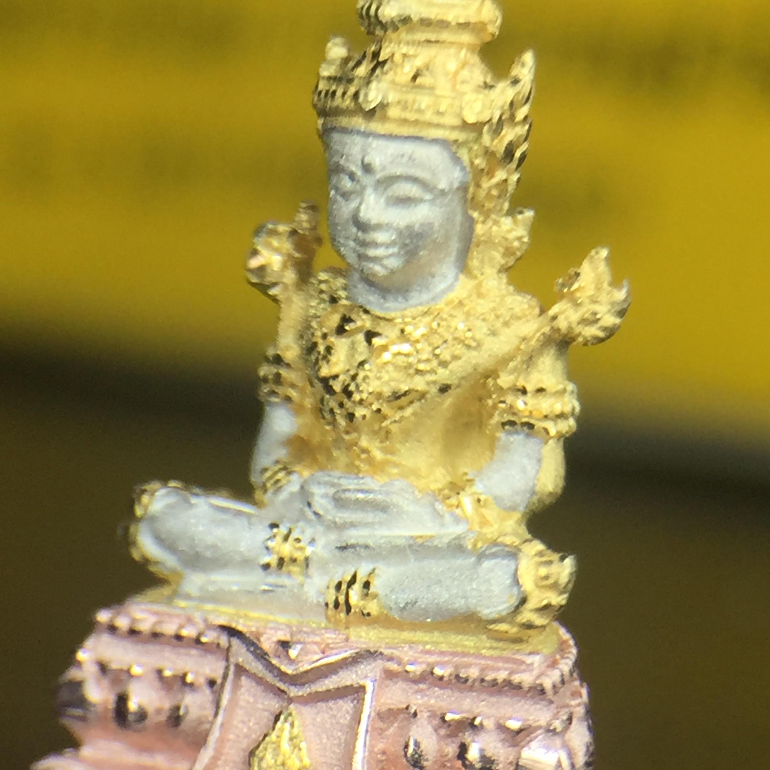 พระแก้วมรกต(จำลอง)ลอยองค์ ขนาดหน้าตัก 1/4 นิ้ว ทรงเครื่องฤดูร้อน เนื้อเงินสามกษัตริย์ ตราสัญลักษณ์ฉลองสิริราชสมบัติครบ 60 ปี พ.ศ.2549(สภาพสวย ครบ สมบูรณ์)