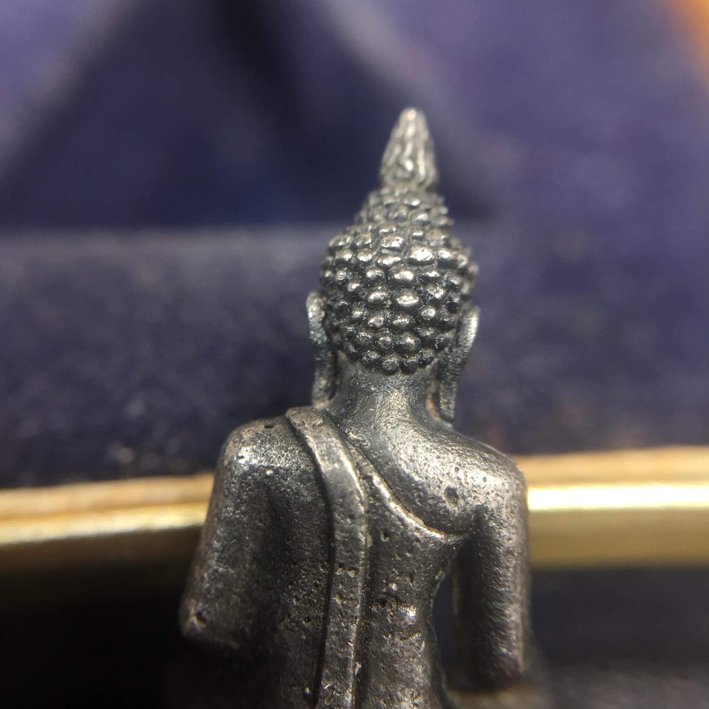 พระกริ่งพระพุทธชินสีห์ ภปร ทันโตเสฏโฐ ปี 2533 เนื้อเงิน (วัตถุมงคลหนึ่งเดียวที่บรรจุพระทนต์(ฟัน)ในหลวงรัชกาลที่9 พระราชทานให้จัดสร้าง)(1ใน1999องค์)