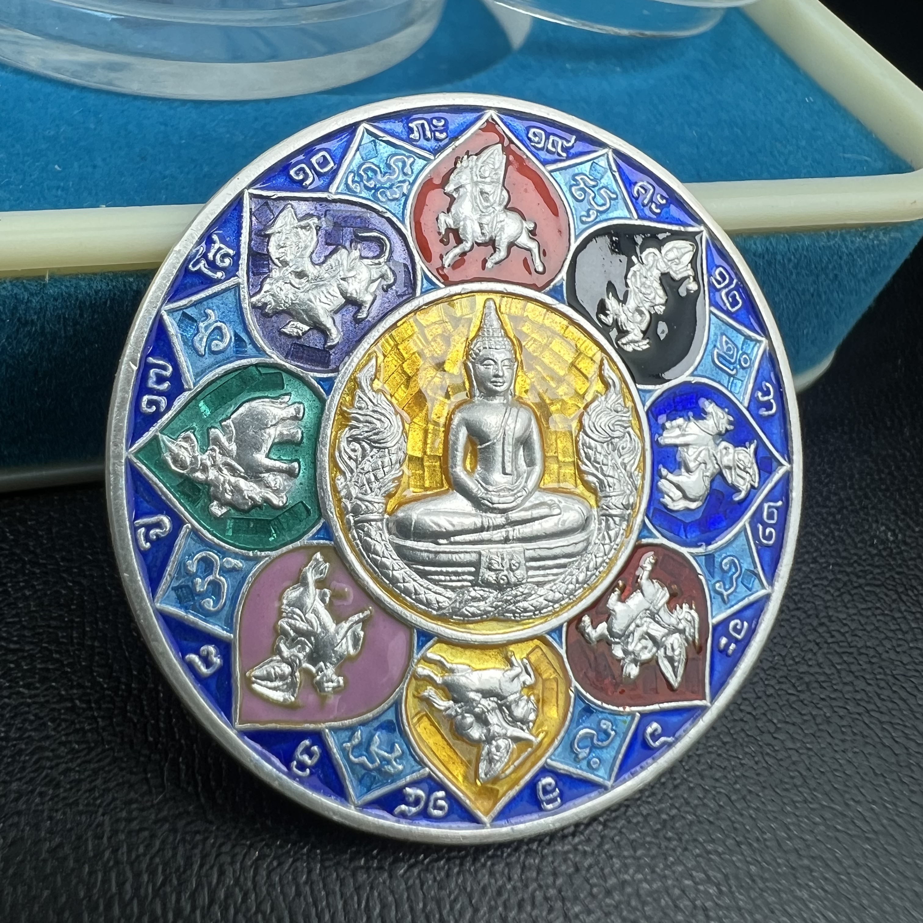 เหรียญหลวงพ่อโสธร รุ่นดวงชะตาคู่ชีวิต พิธีมหาจักรพรรดิตราธิราชครั้งยิ่งใหญ่ พิธีสวดนพเคราะห์เพื่อความเป็นสิริมงคล ปี 2547 ณ พระอุโบสถวัดโสธรวรารามวรวิหาร จ.ฉะเชิงเทรา เนื้อเงินลงยาราชาวดี ขนาด 3.2 ซม.พร้อมกล่องบรรจุเดิมสภาพสวยครบสมบูรณ์