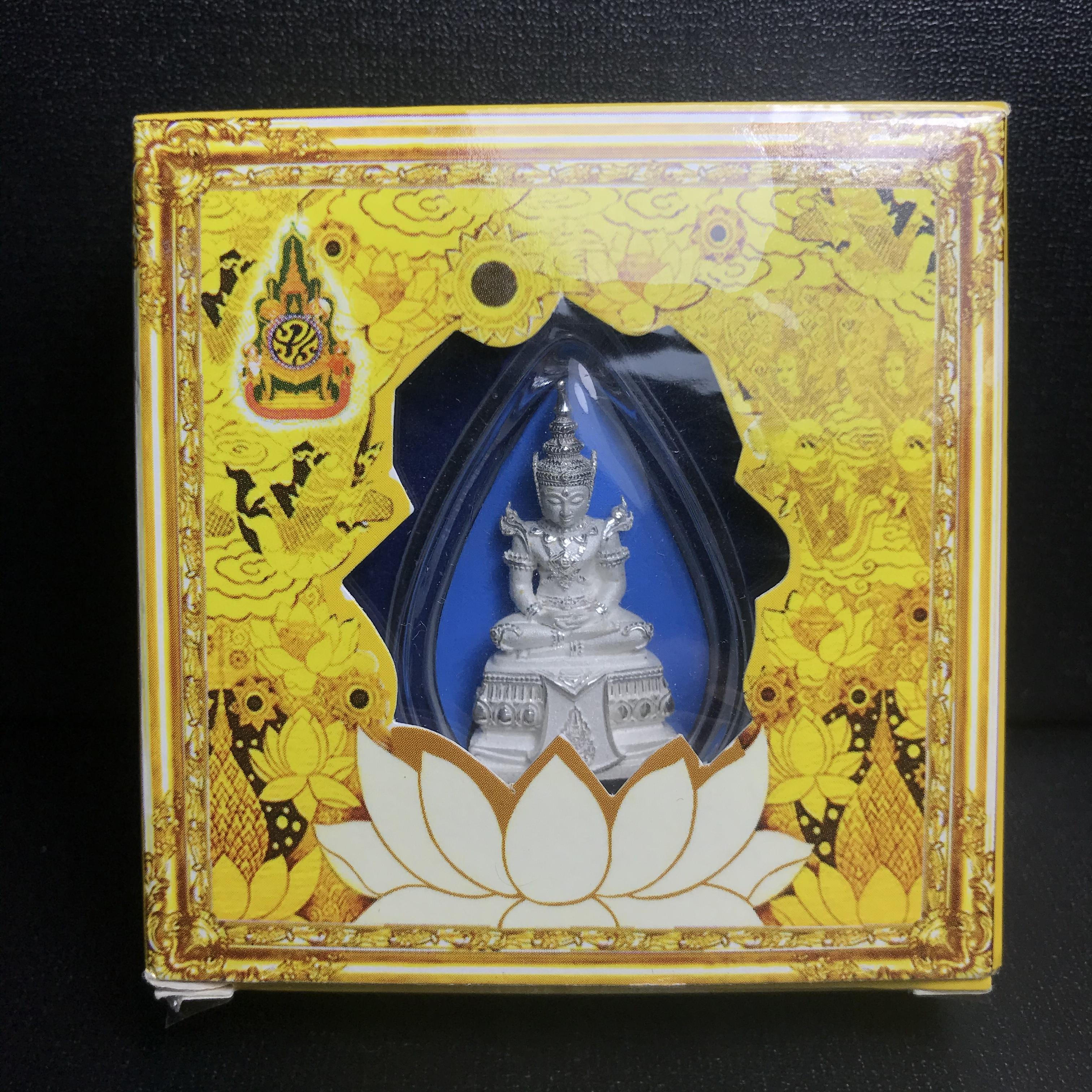 พระแก้วมรกต(จำลอง)ลอยองค์ ขนาดหน้าตัก 1/2 นิ้ว ทรงเครื่องฤดูร้อน เนื้อเงิน ตราสัญลักษณ์ฉลองสิริราชสมบัติ ครบ 60 ปี พ.ศ.2549(สภาพสวย ครบ สมบูรณ์))