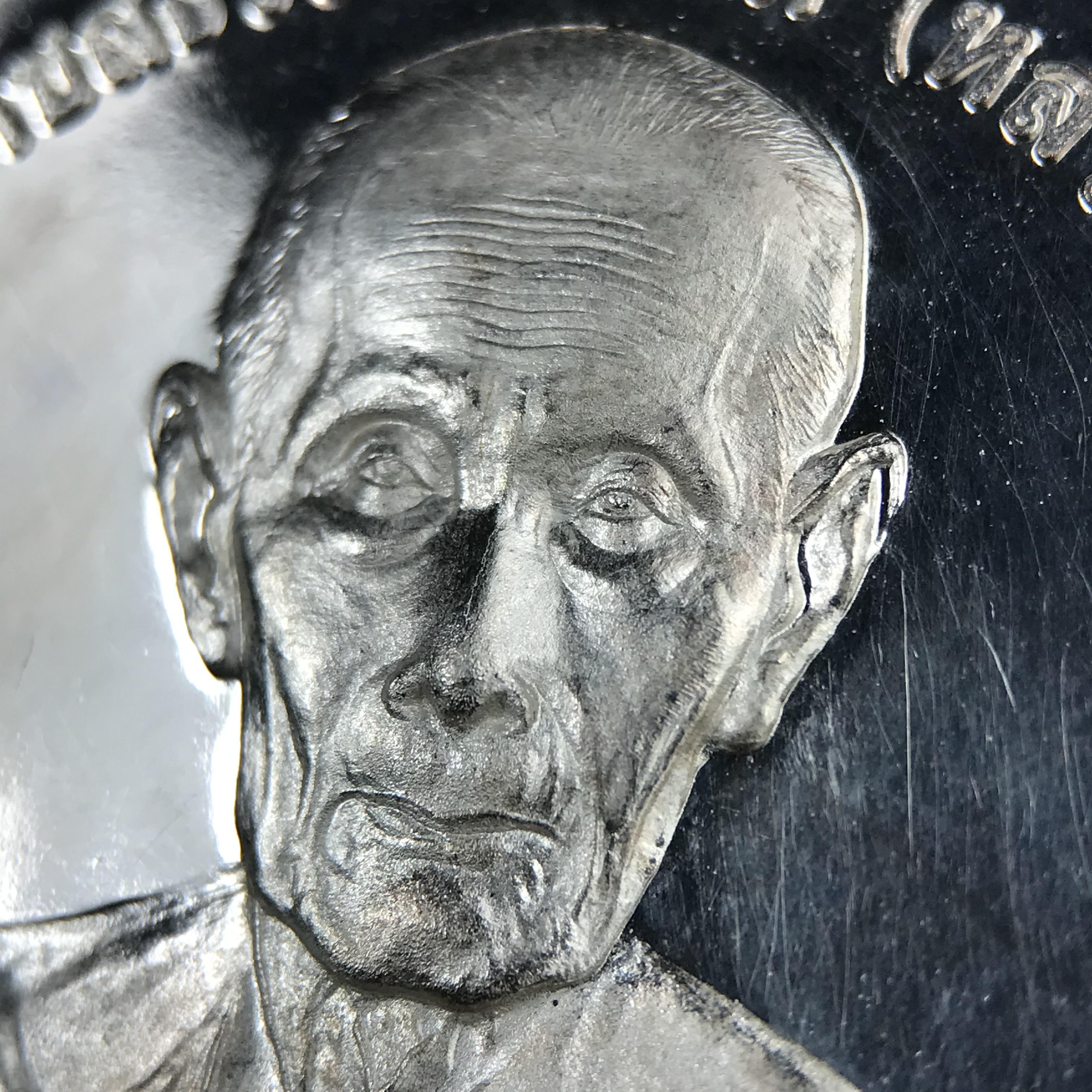 เหรียญรูปเหมือนพระราชสังวราภิมณฑ์(หลวงปู่โต๊ะ)ที่ระลึก ครบ 108 ปี วัดประดู่ฉิมพลี ปี 2538 ด้านหลังพระราชทานพระนามาภิไธยย่อ ภปร. และ สก. เนื้อเงินขัดเงา เหรียญกลมใหญ่ขนาด 3.5 ซม.สภาพสวยเดิมกล่องบรรจุเดิมครบสมบูรณ์และหายาก