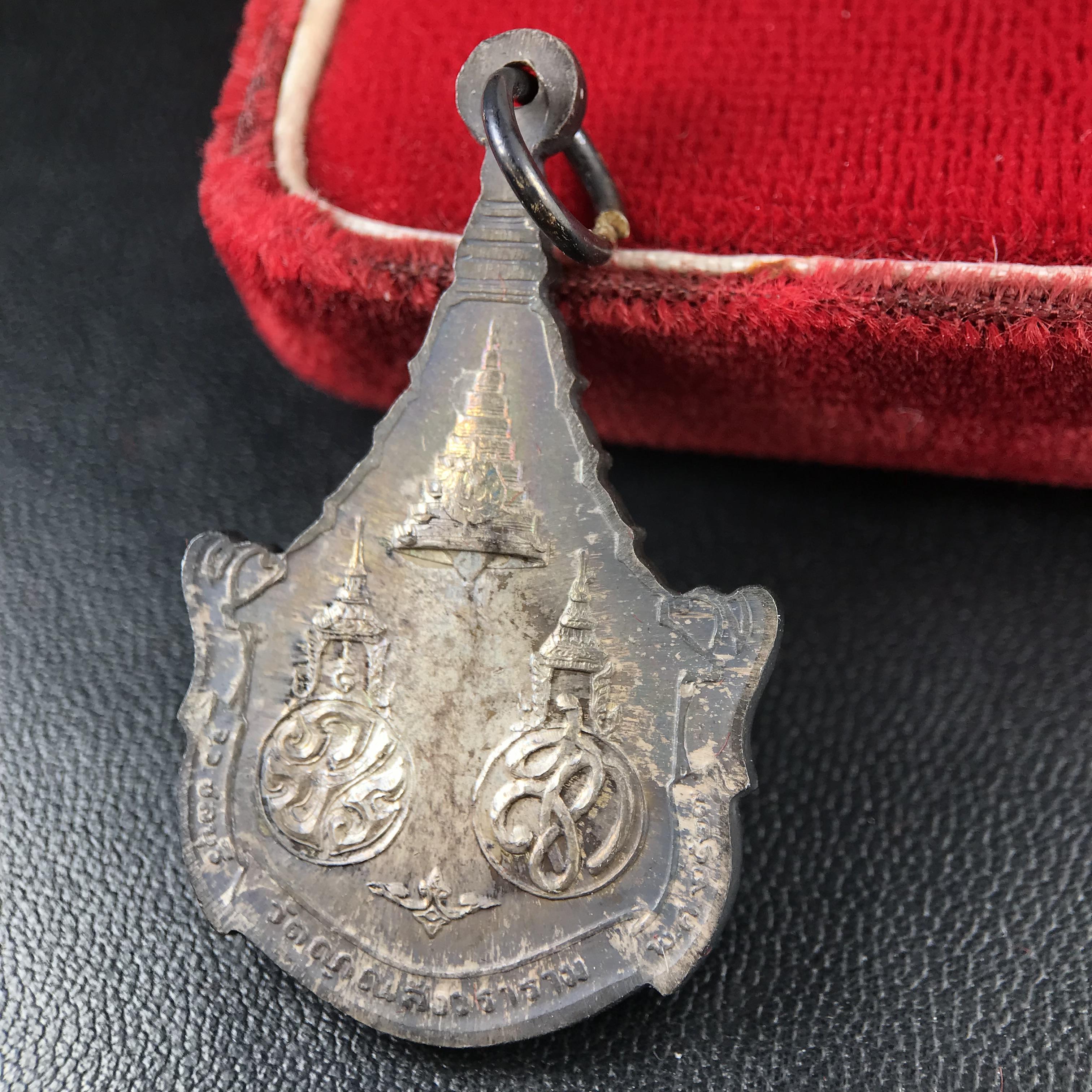 เหรียญพระพุทธญาณนเรศวร์ รุ่นแรก หลังพระปรมาภิไธย ภปร.และ สก.วัดญาณสังวราราม จ.ชลบุรี ปี 2527 เนื้อเงิน(ผิวเดิม ขึ้นรุ้งผิวน้ำทองกระจายทั่วเหรียญสวยมาก)ขนาด 2.3 x 3.8 ซม. พร้อมกล่องเดิม สมเด็จพระญาณสังวร ประธานในพิธีมหาพุทธาภิเษก(เนื้อเงินพบเจอน้อย หายาก)