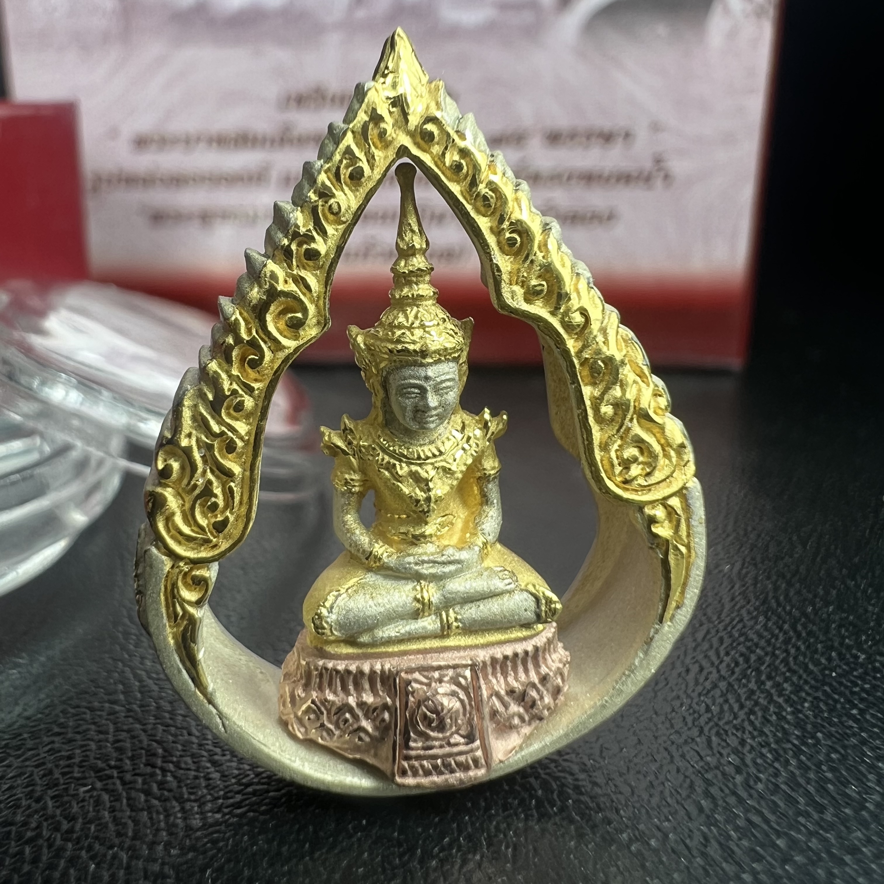 พระแก้วมรกต ภปร.(รุ่นแรก) ปี2545 รุ่นฉลองกรุงรัตนโกสินทร์ครบ 220 ปี พิมพ์ลอยองค์ทรงหยดน้ำ เนื้อเงินบริสุทธิ์ 92.5% (สามกษัตริย์) ขนาด 18*27 มม. พร้อมกล่องบรรจุเดิม สวยครบสมบูรณ์