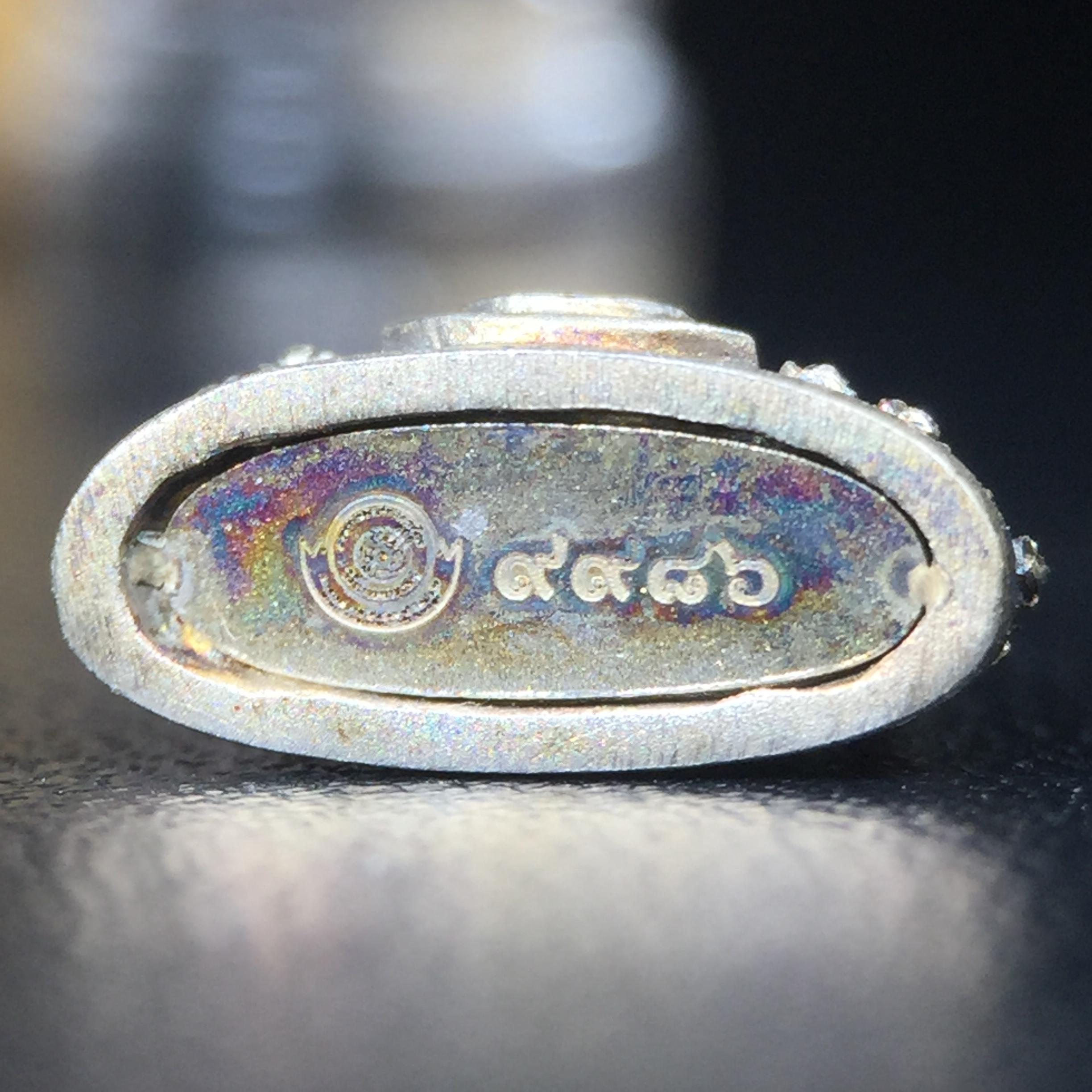 พระพุทธชินราช(จำลอง) ภปร. 84 พรรษา เนื้อเงินชุบทองคำขาว พิมพ์เล็กขนาดหน้าตัก 1/4 นิ้ว (สภาพผิวเดิมสวย ขึ้นสีรุ้งธรรมชาติ แบบนิยม)(พระราชทานมวลสาร จิตรลดาและเส้นพระเจ้า(เส้นผม))พุทธศิลป์ทรงคุณค่าอีกหนึ่งรุ่นยอดนิยม