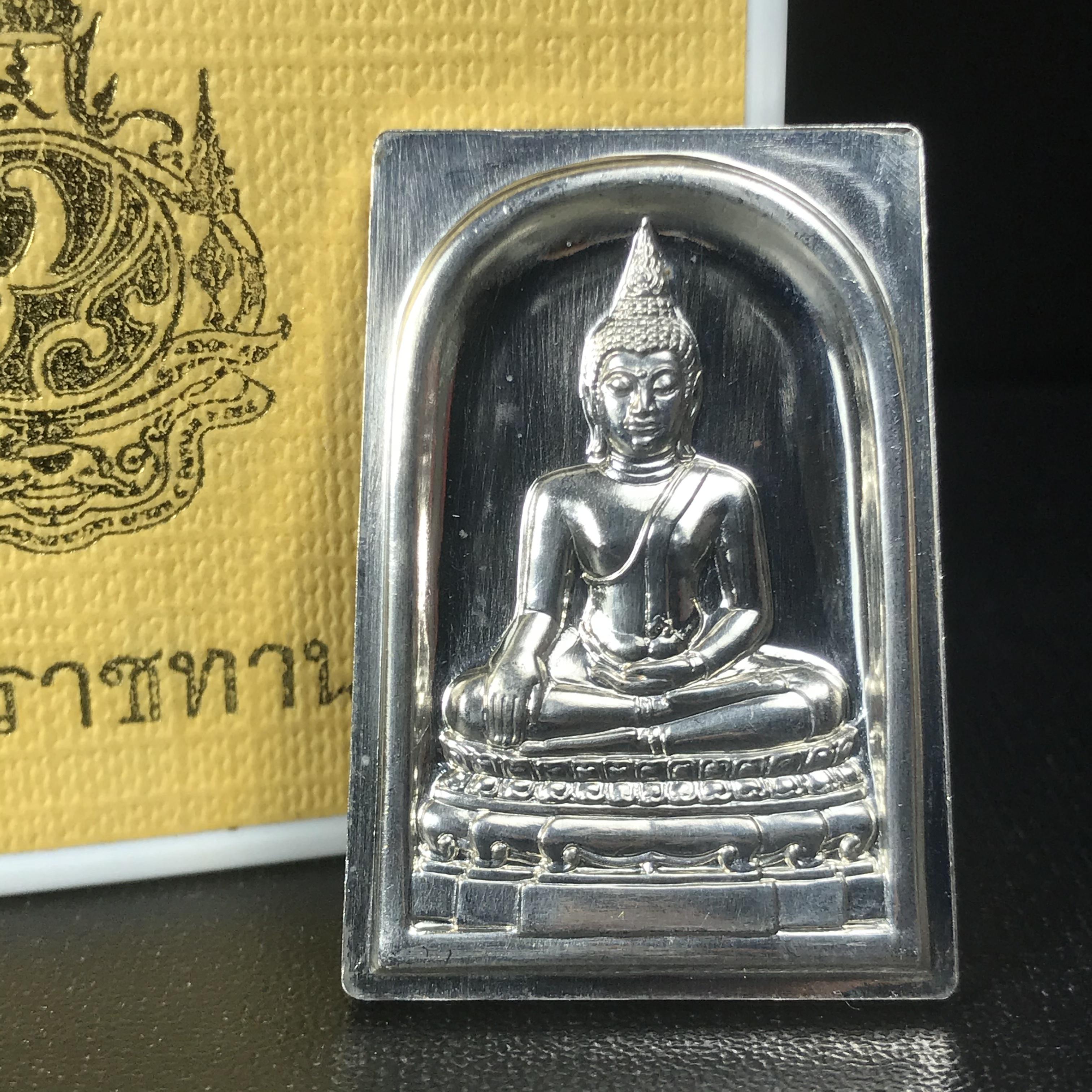 พระพุทธชินสีห์ หลังตรา ปรมาภิไธยย่อ ภปร. ในวโรกาสเฉลิมพระชมพรรษาในหลวงรัชกาลที่9 ครบ 7 รอบ และ ที่ระลึกสมโภชวัดบวรนิเวศวิหารครบ 175 ปี พ.ศ.2554 เหรียญเนื้อเงิน พิมพ์ใหญ่ ขนาดสูง 3.8 ซม. พร้อมกล่องบรรจุเดิมพระราชทาน(1 ใน 1585 เหรียญ)หายาก