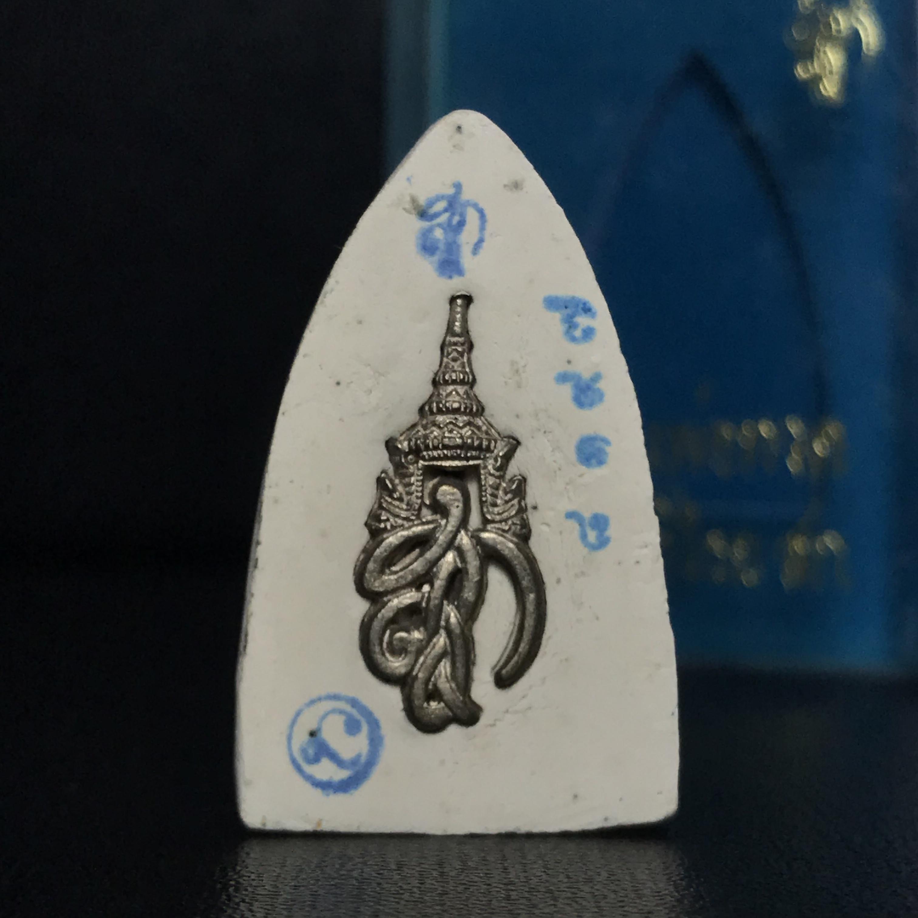 หลวงพ่อทวด รุ่น สก. วัดห้วยมงคล พิมพ์เตารีดกรรมการสามโค๊ต(ตอกเลข) เนื้อขาวผสมผงเก่าบางขุนพรหม รุ่น2(1ใน9999องค์)