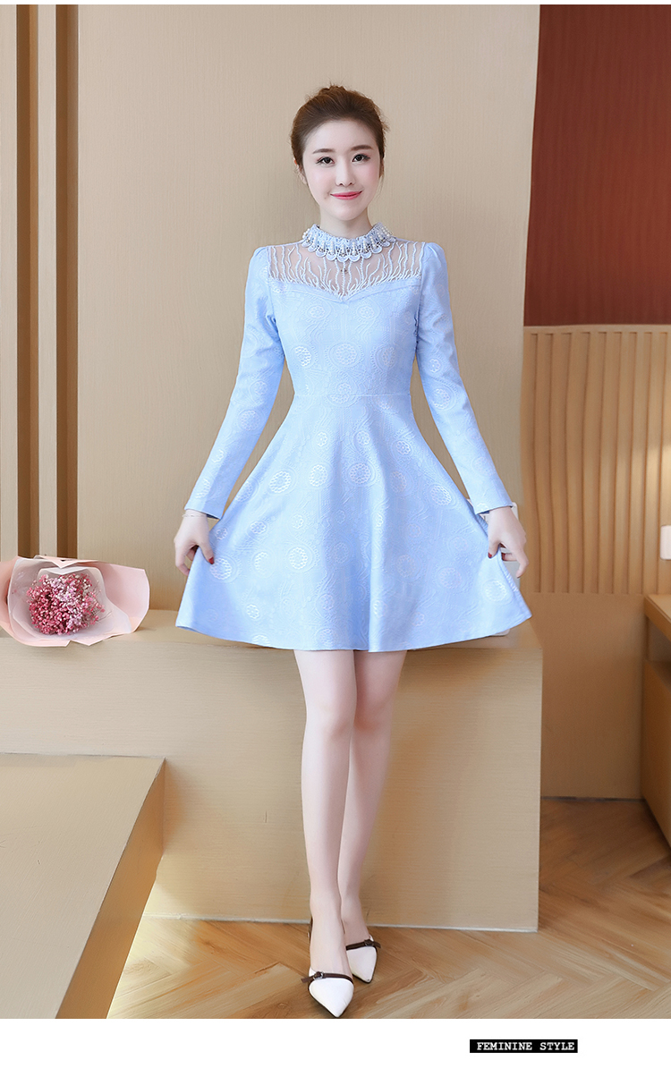 ชุดเดรสสั้นผ้าลูกไม้สีฟ้าแขนยาว คอตกแต่งมุกสวยหวาน