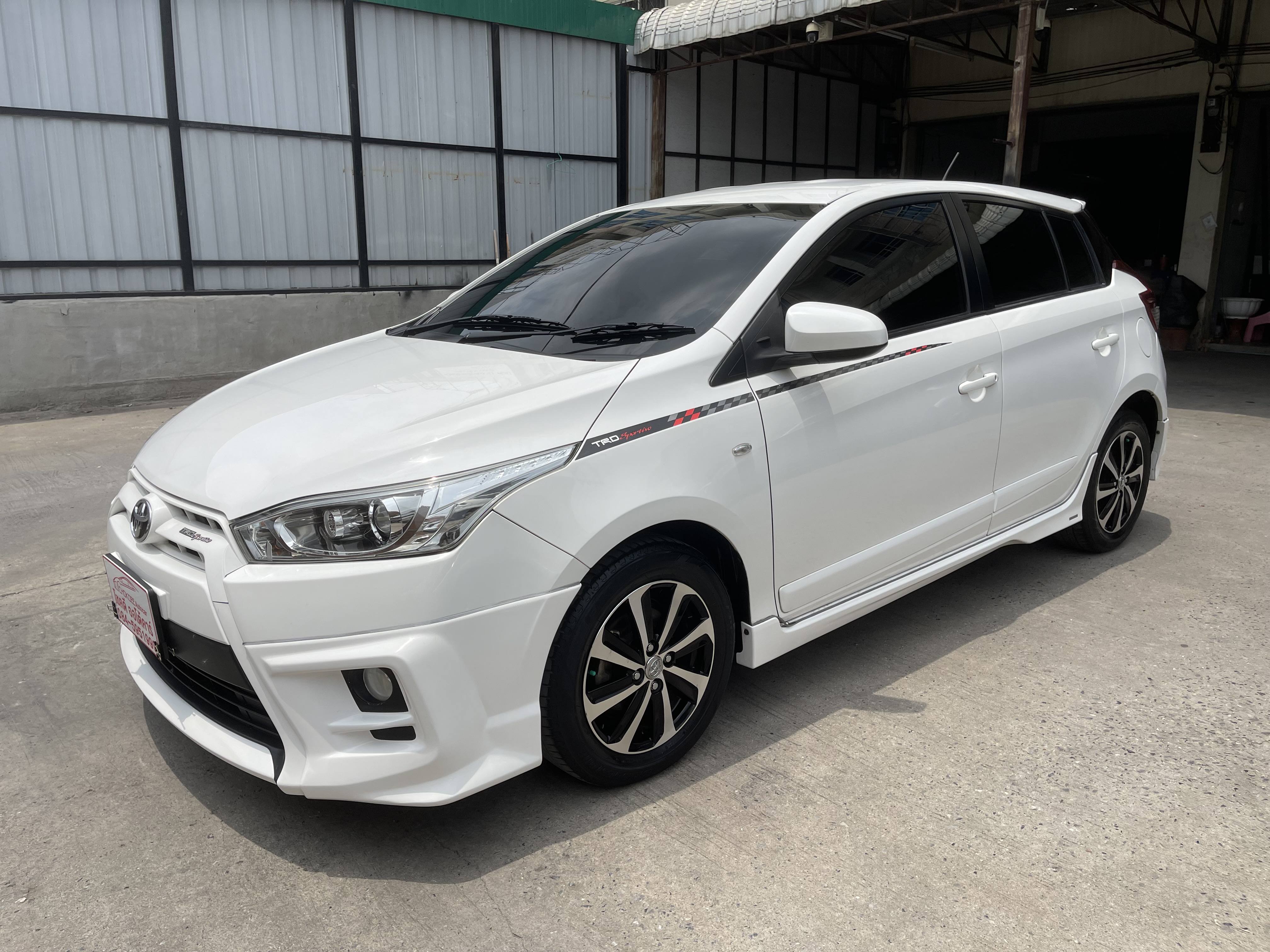 Toyota Yaris 1.2 TRD Sportivo At 2015 ขาว