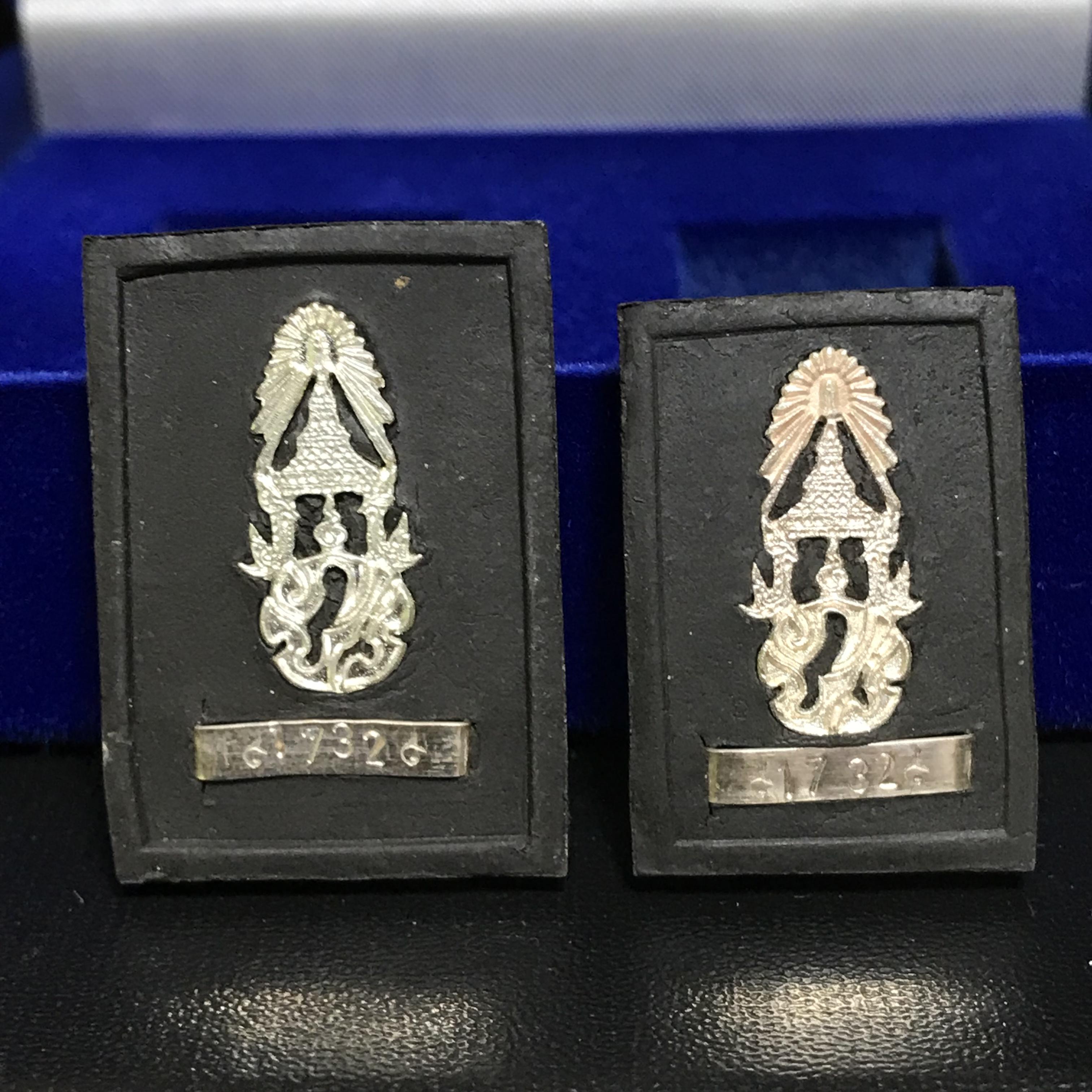 พระหลวงปู่ทวด ภปร. ปี 2547 พิมพ์สี่เหลี่ยมใหญ่-เล็ก(2องค์)เนื้อว่านดำหลัง ภปร. เงิน(หายาก1ใน1999ชุด)