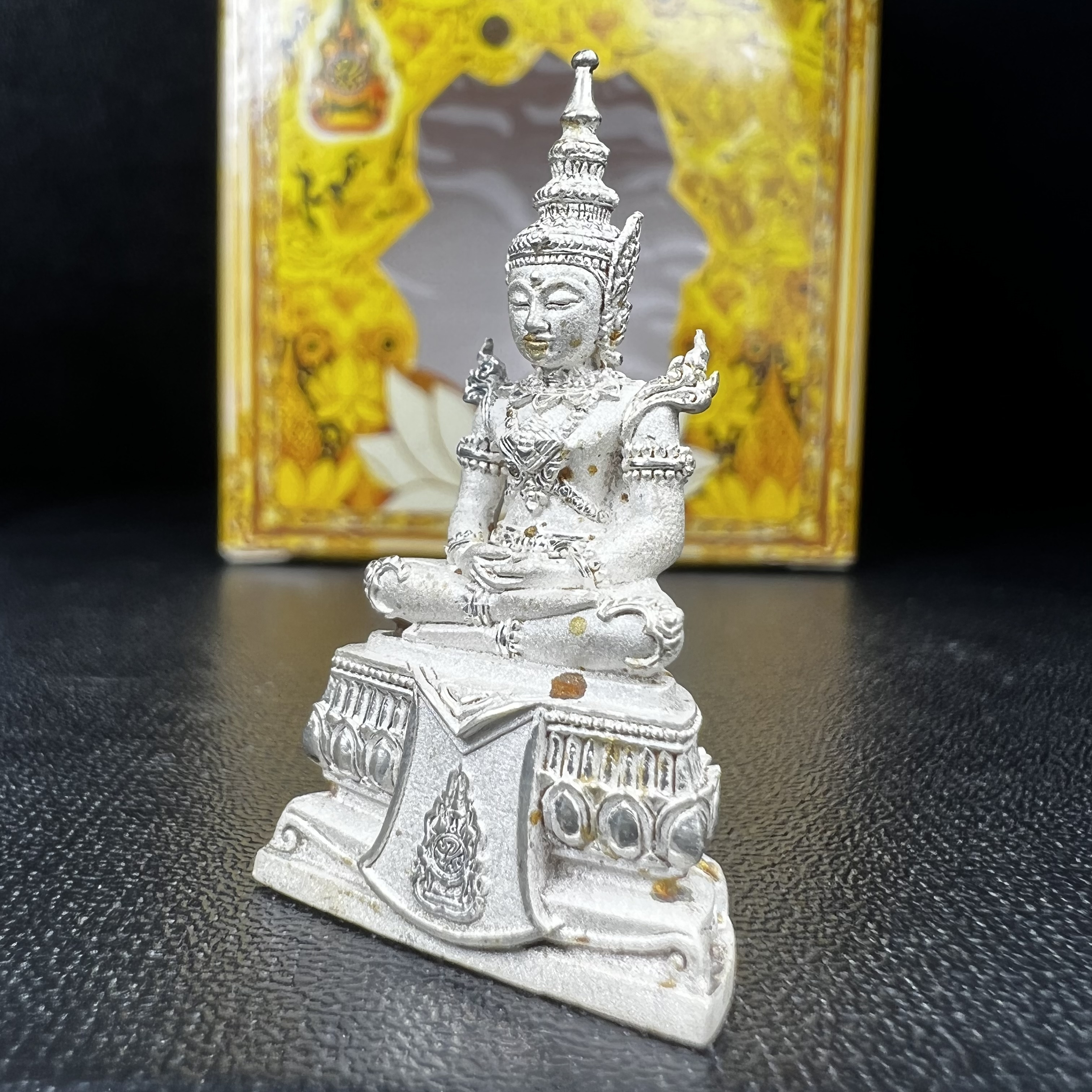 พระแก้วมรกต(จำลอง)ลอยองค์ ขนาดหน้าตัก 1/2 นิ้ว ทรงเครื่องฤดูร้อน เนื้อเงิน ตราสัญลักษณ์ฉลองสิริราชสมบัติ ครบ 60 ปี พ.ศ.2549(สภาพสวย ครบ สมบูรณ์))