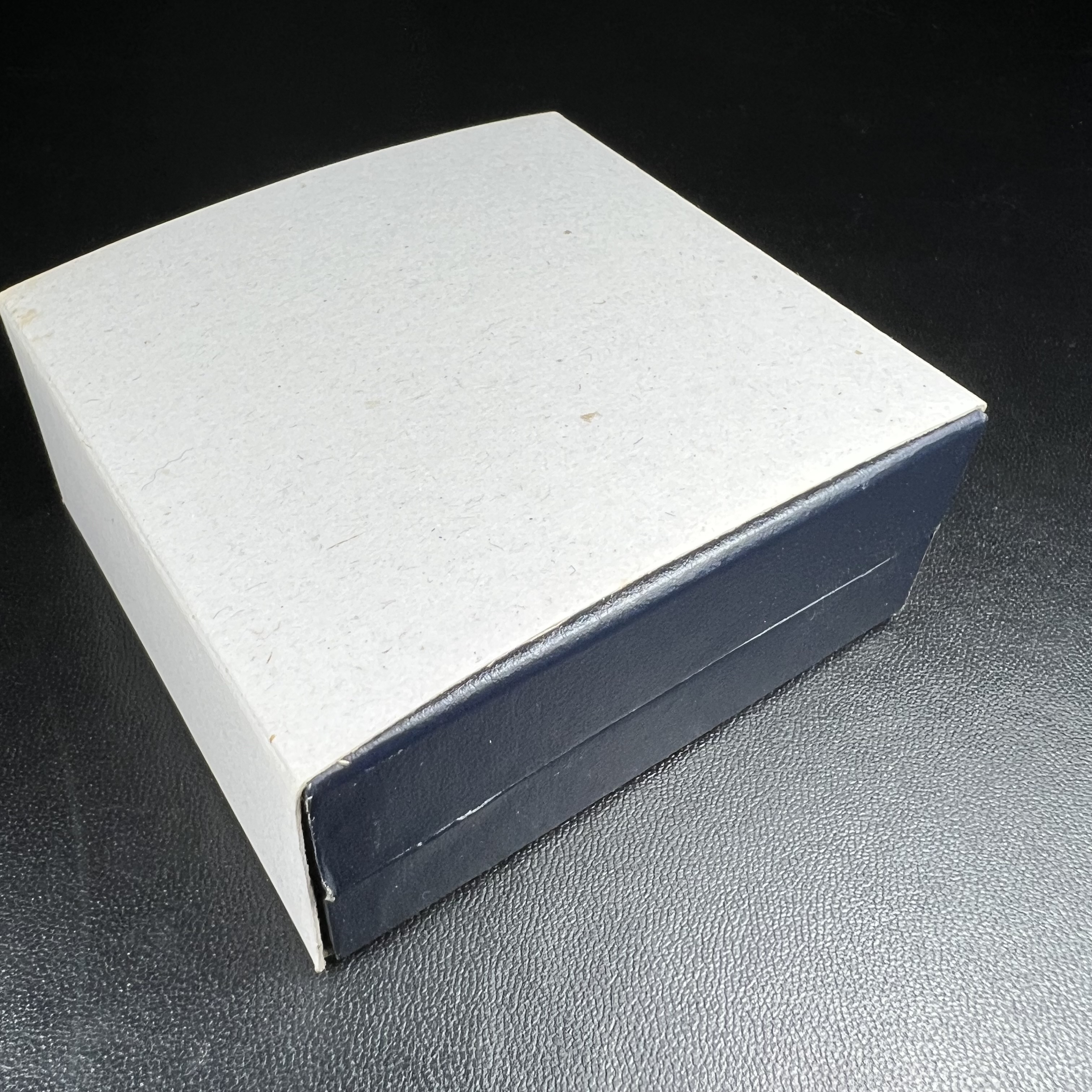 พระแก้วมรกต กรมสรรพสามิตจัดสร้างขึ้นเนื่องในโอกาสครบรอบ 64 ปีของกรมสรรพสามิต และเนื่องในวโรกาสที่พระบาทสมเด็จพระเจ้าอยู่หัวทรงครองราชย์ครบ 50 ปีในปีกาญจนาภิเษก เมื่อ พ.ศ.2539 เนื้อเงินรมดำขัดเงาพร้อมกล่องบรรจุเดิม