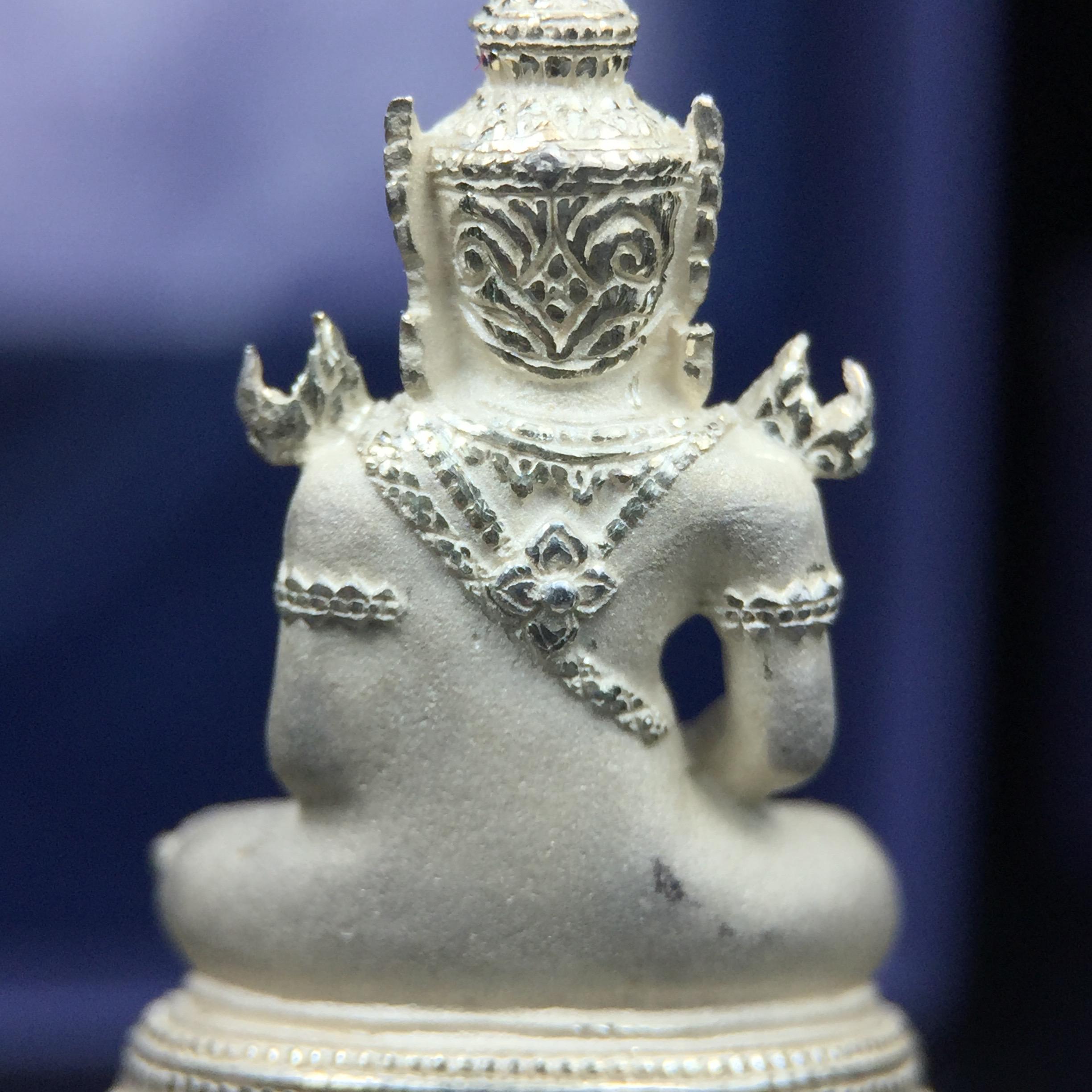 พระแก้วมรกต ภปร. ปี2547 จัดสร้างโดย รพ.ภูมิพลฯ เนื้อเงิน ลอยองค์ หน้าตัก 1/2 นิ้ว งดงามทรงคุณค่าอีกหนึ่งรุ่นยอดนิยม หายาก(1ใน3000องค์)