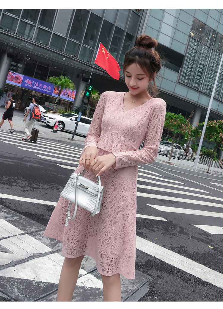 ชุดเดรสสั้นผ้าลูกไม้สีชมพูกะปิอ่อน คอวี แขนยาว เอวระบาย กระโปรงทรงเอบาน สวยหวาน ดูดี