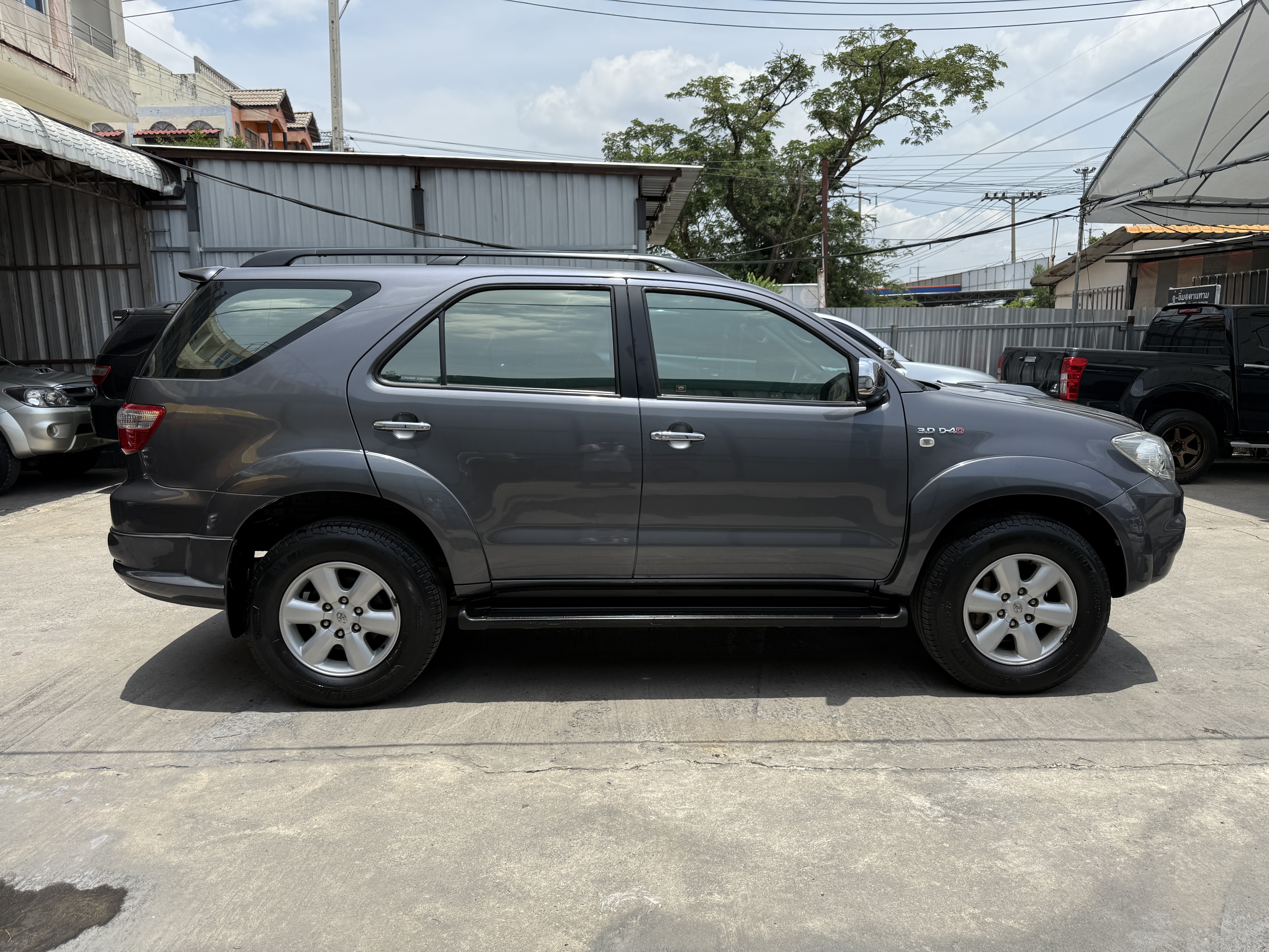 Toyota Fortuner 3.0 V 2WD At 2011 เทาดำ