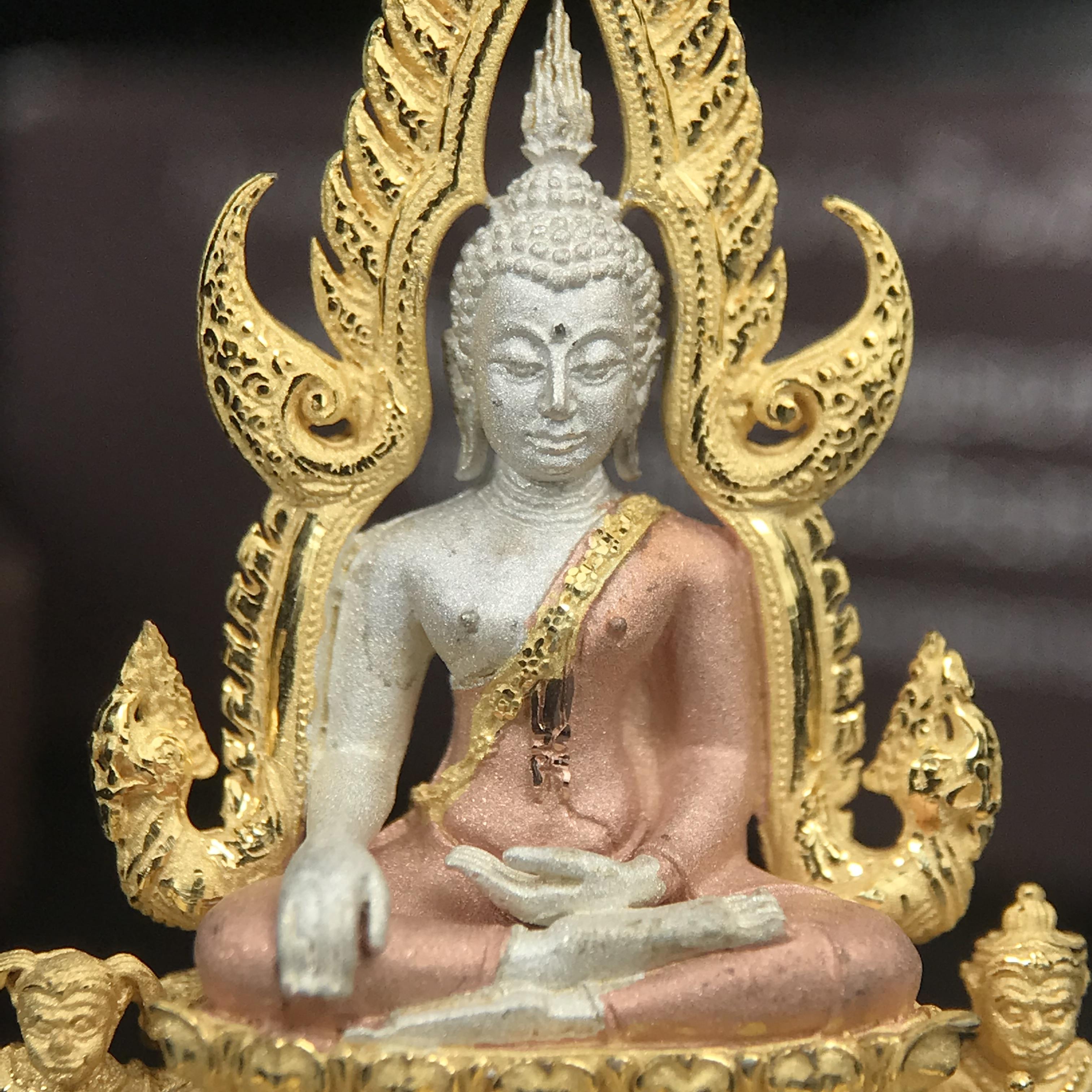 พระพุทธชินราช ภปร. โครงการ "เพราะแผ่นดินนี้ คือ แผ่นดินเกิด" ปี 2548(รุ่นแรก) ลอยองค์เนื้อเงินสามกษัตริย์ หน้าตัก 1/2 นิ้ว (ขนาด 3.5 x 2.5 ซม.) พุทธศิลป์งดงามทรงคุณค่า รุ่นยอดนิยม(องค์หมายเลข ๘๘๔๖)