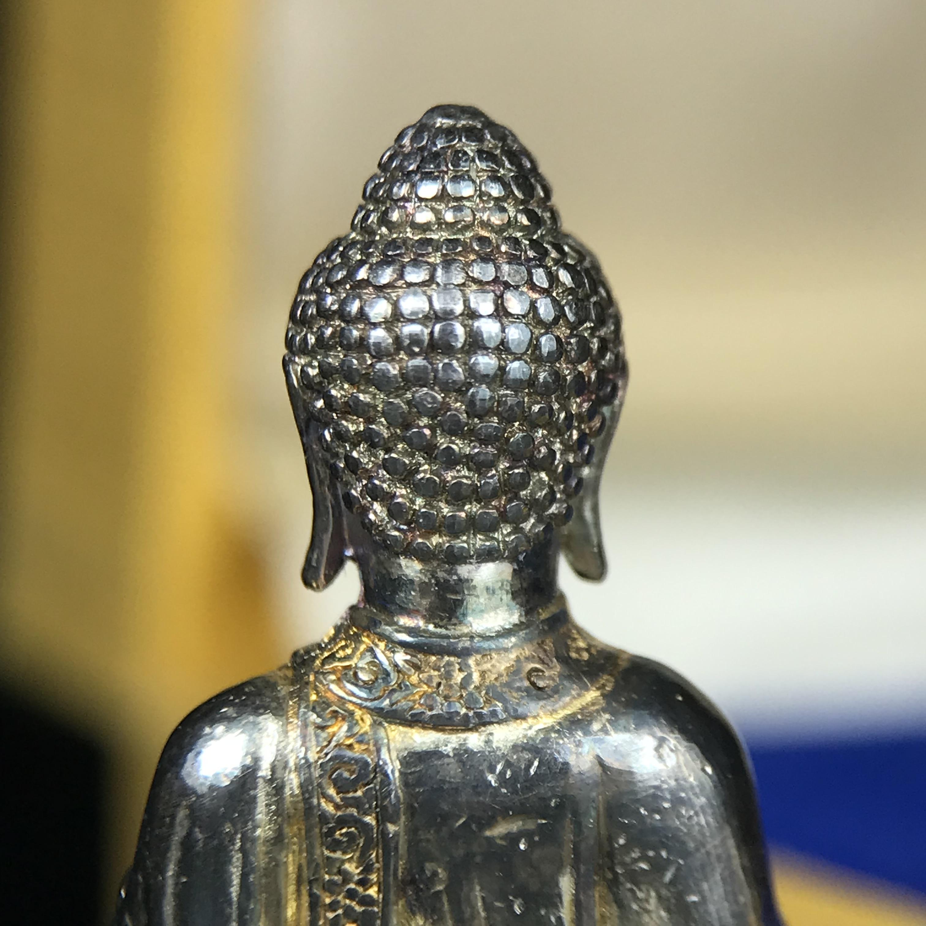 พระกริ่งจีน "ต้าเยิ่นถะ" ชุดกาญจนาภิเษกครองราชย์ 50 ปี วัดบวรนิเวศวิหาร ปี 2538 เนื้อเงินสามกษัตริย์ 99.99% สูง 3.8 ซม. (สภาพผิวสวยเดิมติดรุ้งๆ พิธีใหญ่ พุทธศิลป์งดงาม) สภาพสวยเดิมพร้อมกล่องบรรจุเดิม ***ตอกโค๊ดหมายเลข ๖๒๙๒***