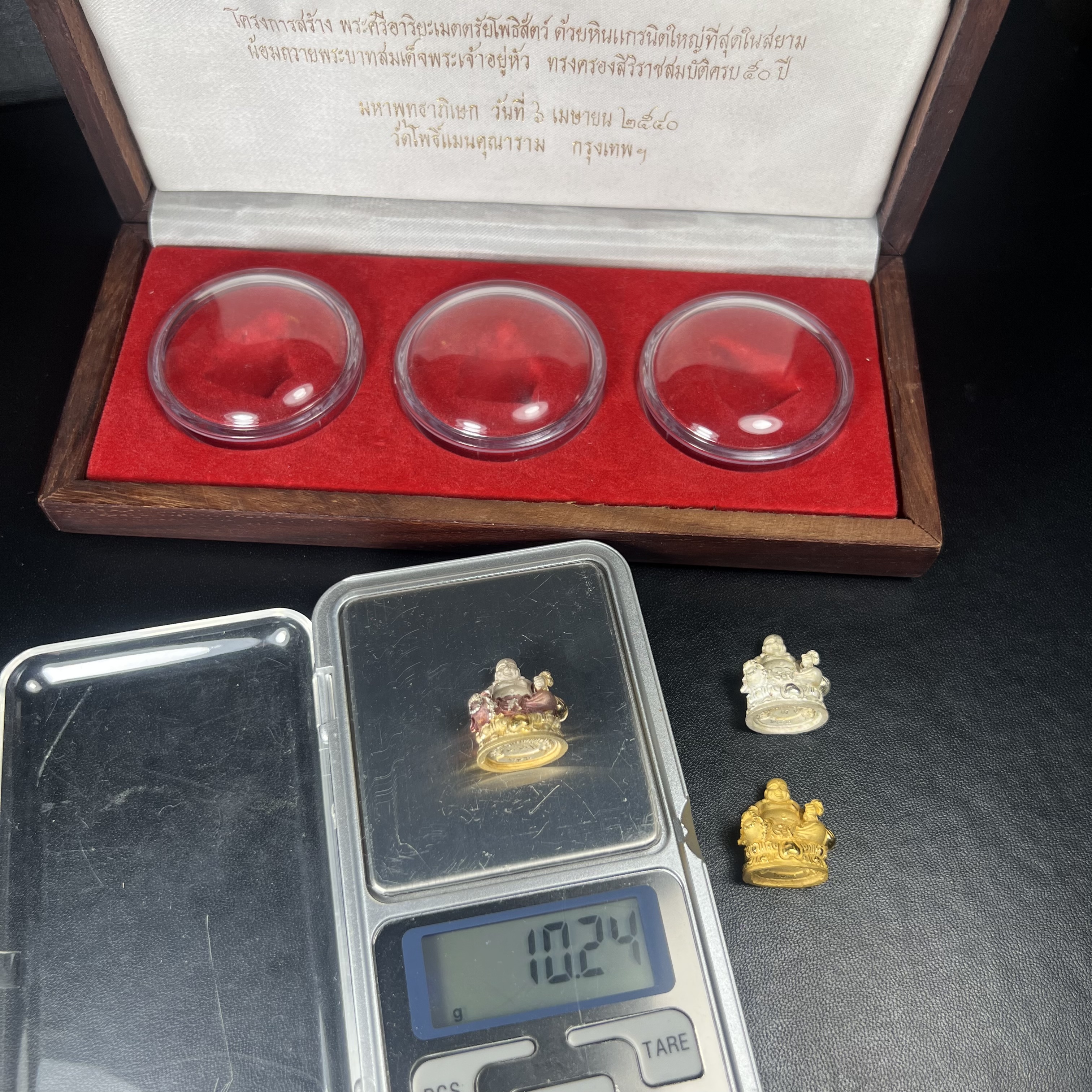 รูปหล่อลอยองค์ พระศรีอริยะเมตตรัยโพธิสัตว์(พระสังกัจจายน์)ชุดทองคำ(เนื้อทองคำ(15.44 กรัม)+เนื้อเงินสามกษัตริย์+เนื้อเงิน) โครงการสร้าง พระศรีอริยะเมตตรัยมหาโพธิสัตว์ น้อมถวายพระบาทสมเด็จพระเจ้าอยู่หัว ทรงครองศิริราชสมบัติครบ 50 ปี วัดโพธิ์แมนคุณาราม