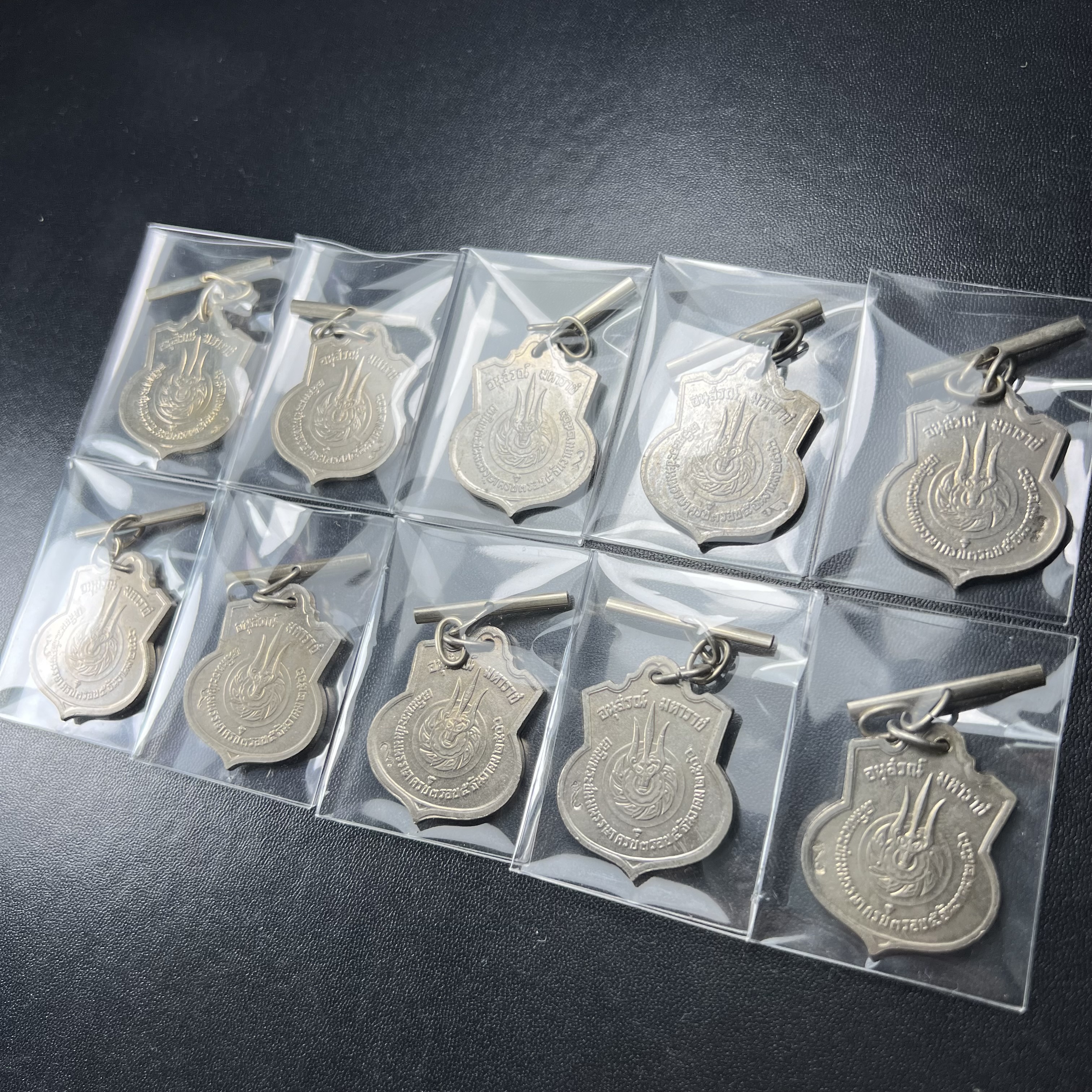 เหรียญอนุสรณ์มหาราช 3รอบ รัชกาลที่9 ปี2506 เนื้ออัลปาก้า โค๊ด "สว" สายโซ่คล้องเดิม(1ชุด 10เหรียญ มีโค๊ด “สว” ซ้าย 5เหรียญ(พบเจอน้อยหายาก)+มีโค๊ด “สว” ขวา 5เหรียญ)(ชุดคัดสภาพสวยผิวเดิมขึ้นน้ำทองสวย โค๊ด สว ตอกลึกติดชัดติดเต็มแบบนี้หายาก)