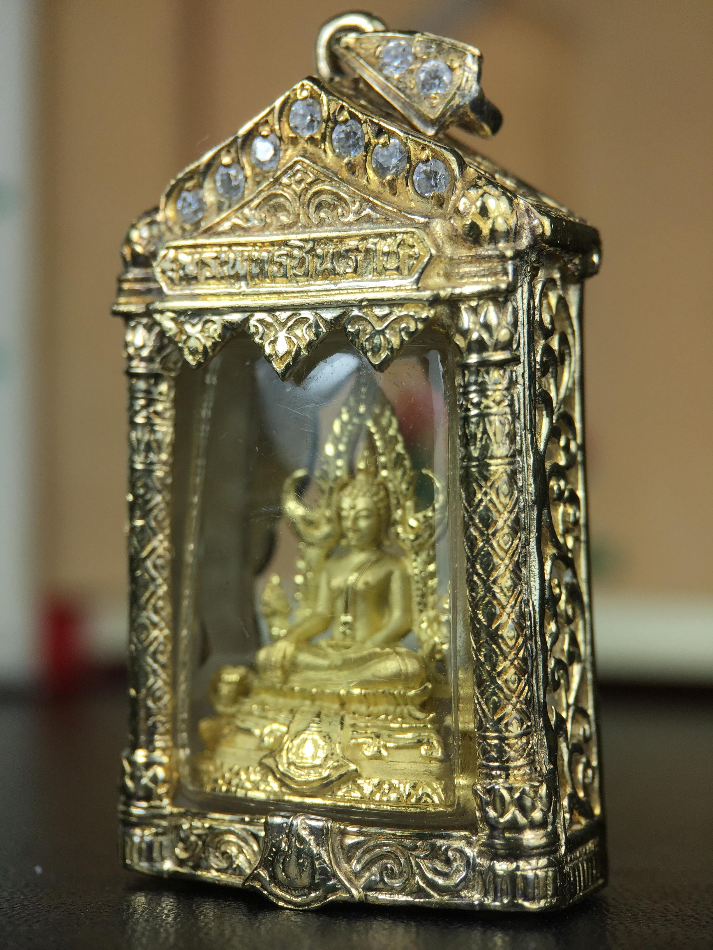 พระพุทธชินราช ภปร. ในวโรกาสเฉลิมพระชนมายุ6รอบ 5ธันวาคม2542 มูลนิธิพิทักษ์ดวงตาประชาชน จัดสร้าง พิมพ์กลาง ขนาดสูง 2.4 ซม. องค์พระเนื้อเงินแบบชุบทองประกายเพชร 3 ไมครอนพร้อมกรอบตลับเงินชุบทองคำบริสุทธิ์ 3 ไมครอน ประดับเพชร CZเกรดนอกพร้อมกล่องบรรจุเดิม(หายาก)