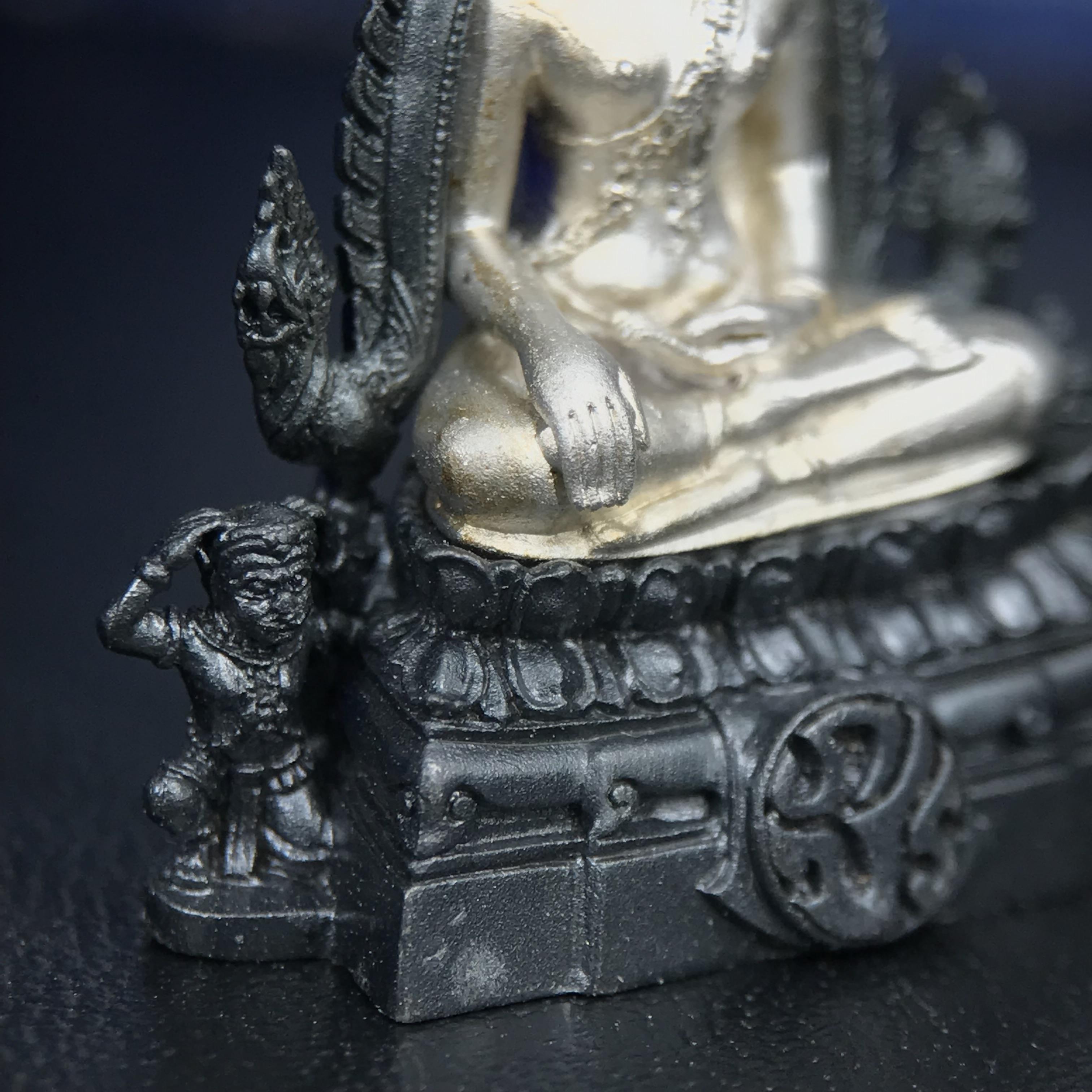 พระพุทธชินราช ภปร. โครงการเพราะแผ่นดินนี้คือแผ่นดินเกิด เนื้อเงินชุบทองคำขาวซุ้มรมดำ ปี2551 ขนาดหน้าตัก1/2นิ้ว(3.5*2.5ซม.)ประกอบพิธี ณ พระอุโบสถ วัดพระศรีรัตนศาสดาราม(วัดพระแก้ว)และพระวิหารวัดพระศรีรัตนมหาธาตุวรมหาวิหาร(จ.พิษณุโลก)(สวยงามหายาก)1ใน5000องค์