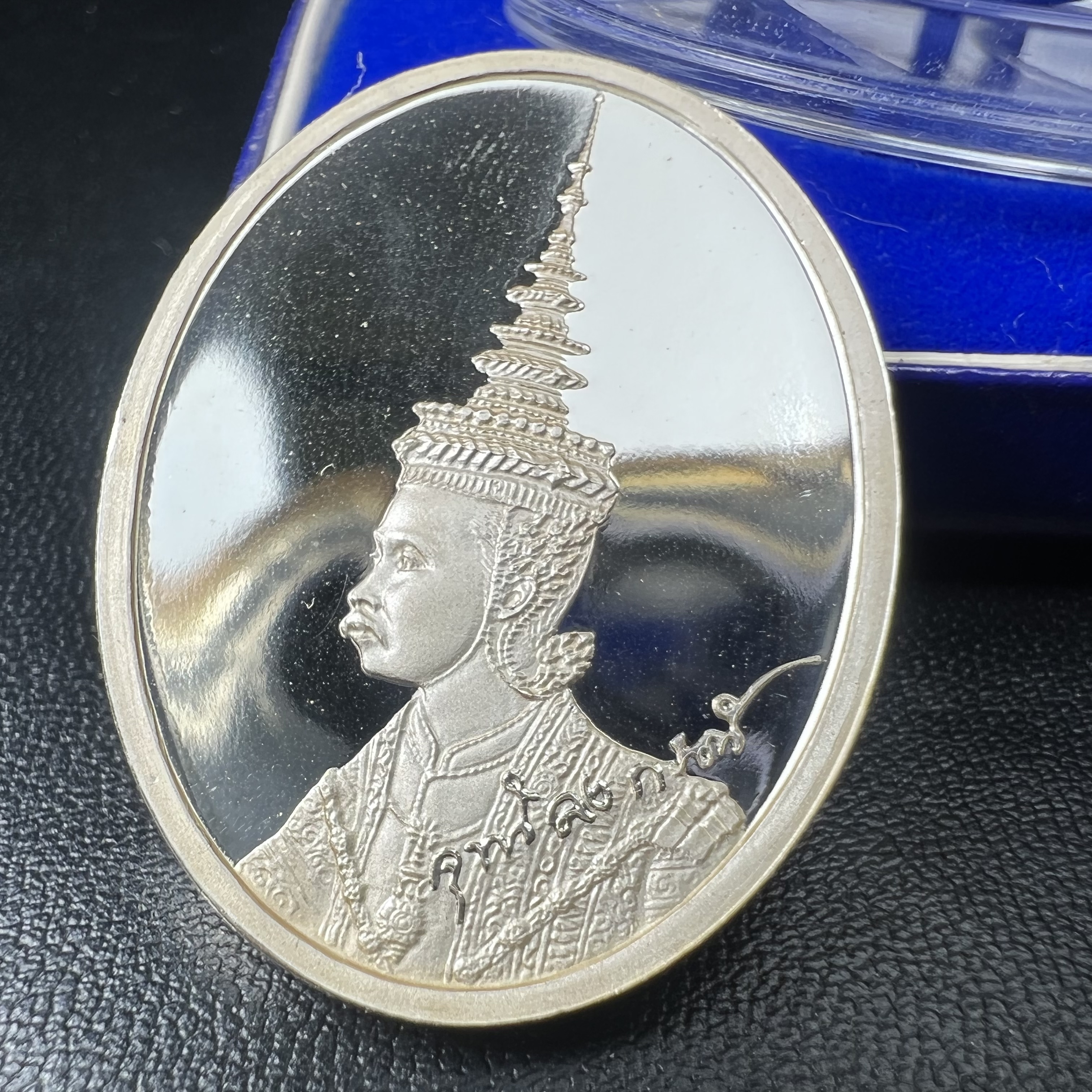 เหรียญ พระปิยมหาราช ที่ระลึกสร้างพระบรมราชานุสาวรีย์ รัชกาลที่ 5 สุพรรณบุรี พ.ศ.2541เนื้อเงินขัดเงา ตอกโค๊ตหมายเลข 447 พร้อมกล่องบรรจุเดิม(วาระหายากพบเจอน้อย)