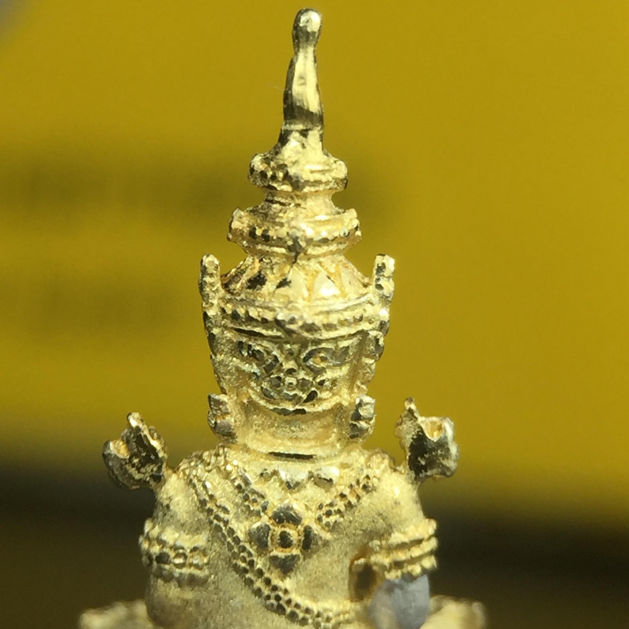 พระแก้วมรกต(จำลอง)ลอยองค์ ขนาดหน้าตัก 1/4 นิ้ว ทรงเครื่องฤดูร้อน เนื้อเงินสามกษัตริย์ ตราสัญลักษณ์ฉลองสิริราชสมบัติครบ 60 ปี พ.ศ.2549(สภาพสวย ครบ สมบูรณ์)