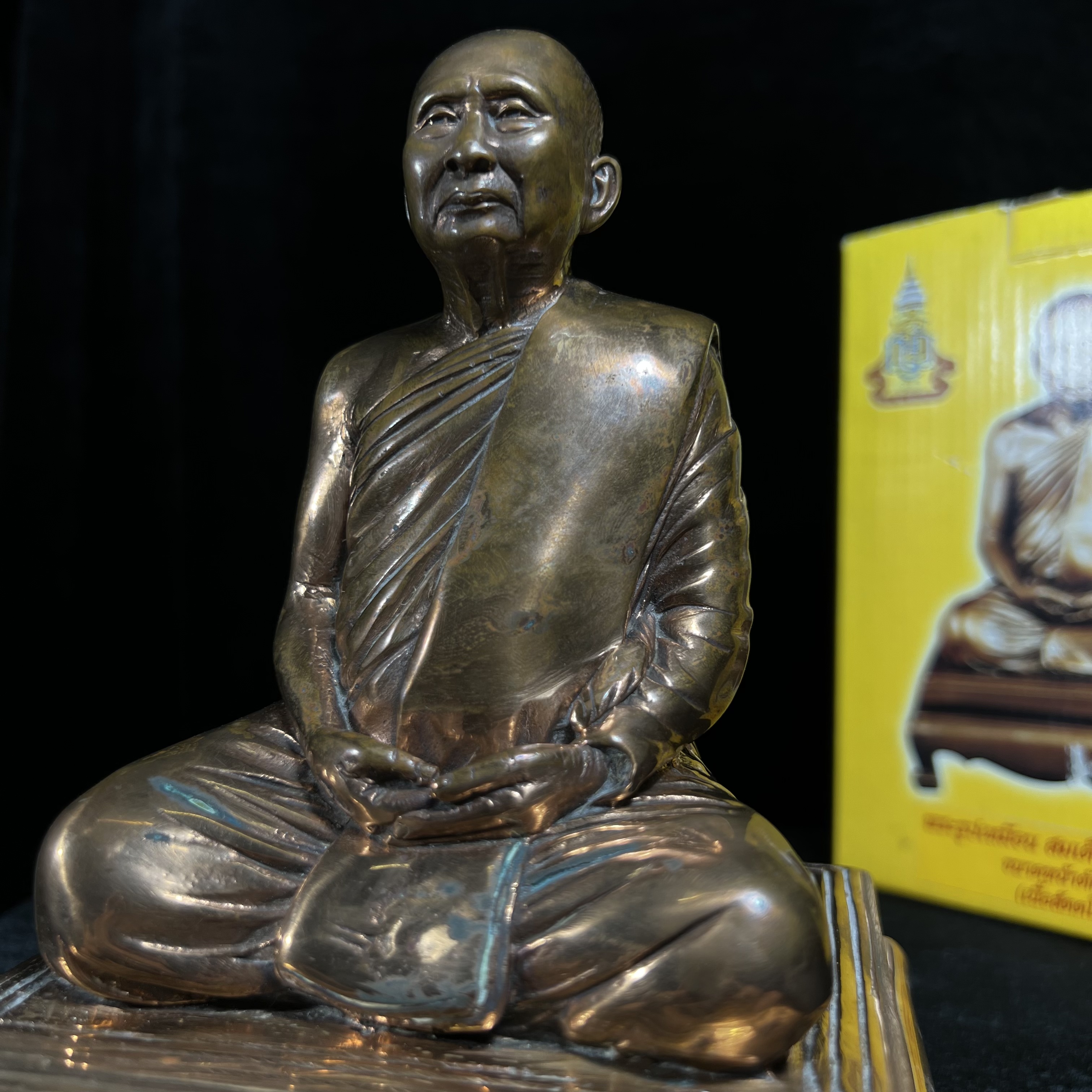 พระรูปเหมือนบูชารุ่นแรก สมเด็จพระญาณสังวร สมเด็จพระสังฆราช สกลมหาสังฆปริณายก วัดบวรนิเวศวิหาร รุ่น คชวัตร ปี2546 ที่ระลึกงานฉลองพระชนมายุ 90 พรรษา ขนาดบูชาหน้าตัก 4 นิ้ว เนื้อสัตตโลหะ (พระดี พิธีใหญ่ พุทธศิลป์สวย)เสด็จทรงประกอบพิธีเททองด้วยพระองค์เอง