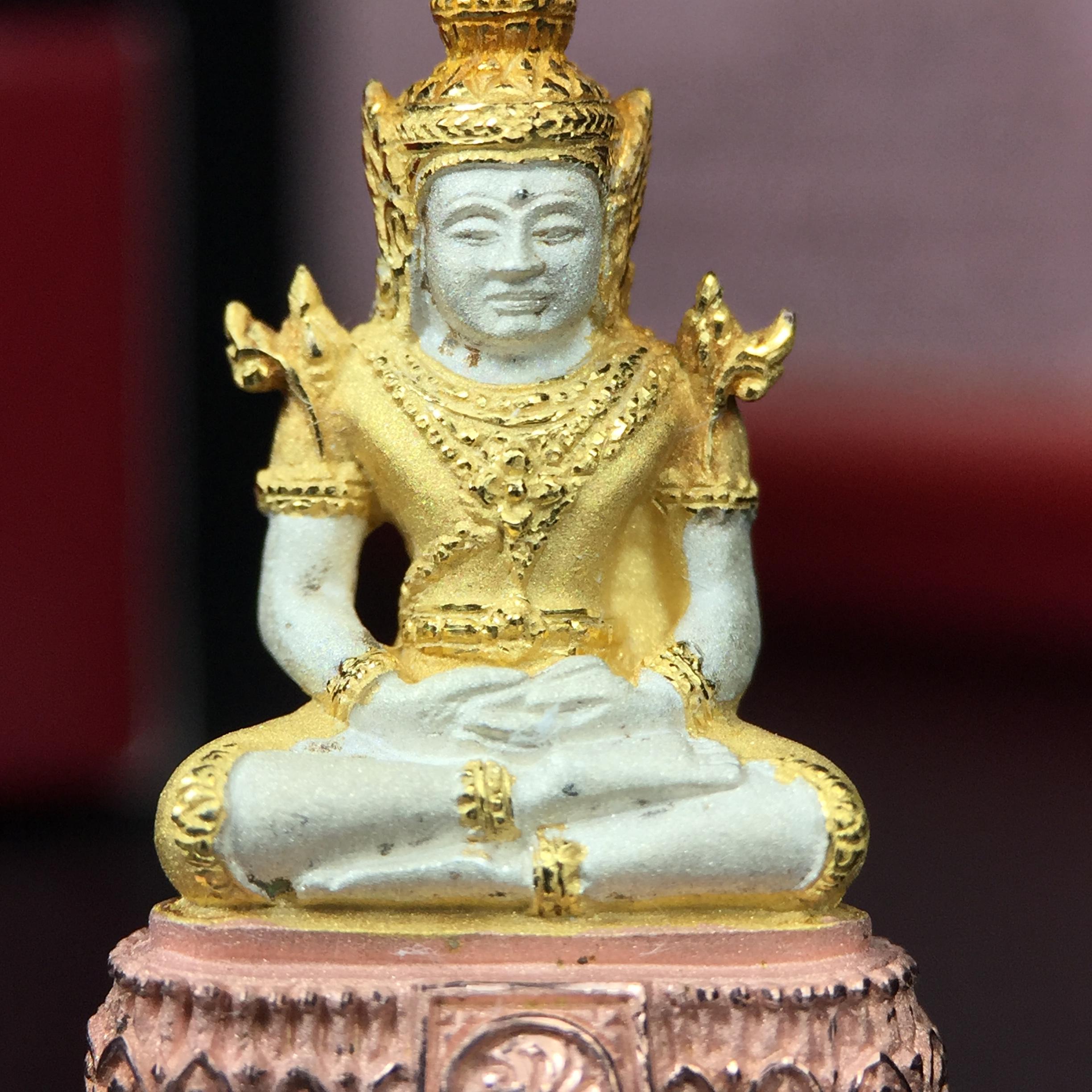 พระแก้วมรกต ภปร.(รุ่นแรก) ปี2545 รุ่นฉลองกรุงรัตนโกสินทร์ครบ 220 ปี พิมพ์ลอยองค์ใหญ่ เนื้อเงินบริสุทธิ์ 92.5% (สามกษัตริย์) ขนาด 19*35 มม. พร้อมกล่องบรรจุดิม สวยครบสมบูรณ์