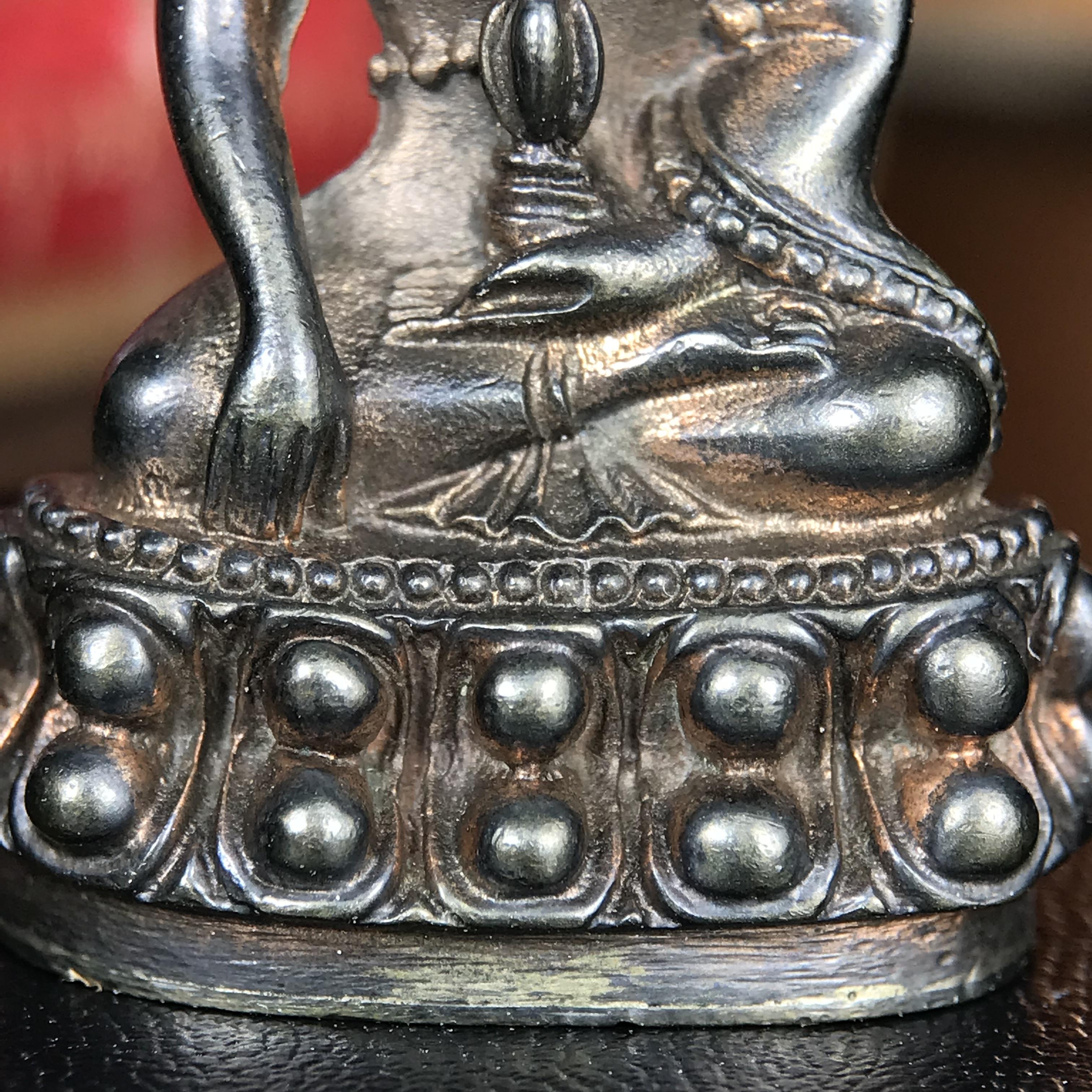 พระกริ่งนเรศวรพระองค์ดำ + พระชัยวัฒน์พระองค์ดำ อนุสรณ์ 100 ปี พิษณุโลกพิทยาคม (โรงเรียนชาย) พิธีจักรพรรดิมหาพุทธาภิเษก ปี 2542 เนื้อนวโลหะ(เต็มสูตรแก่ทองคำ) พิธีใหญ่มวลสารดีเกจิอาจารย์ยอดนิยมร่วมปลุกเสก*** ตอกโค้ดและหมายเลข*** 1 ใน 4999 องค์ ยอดนิยมหายาก