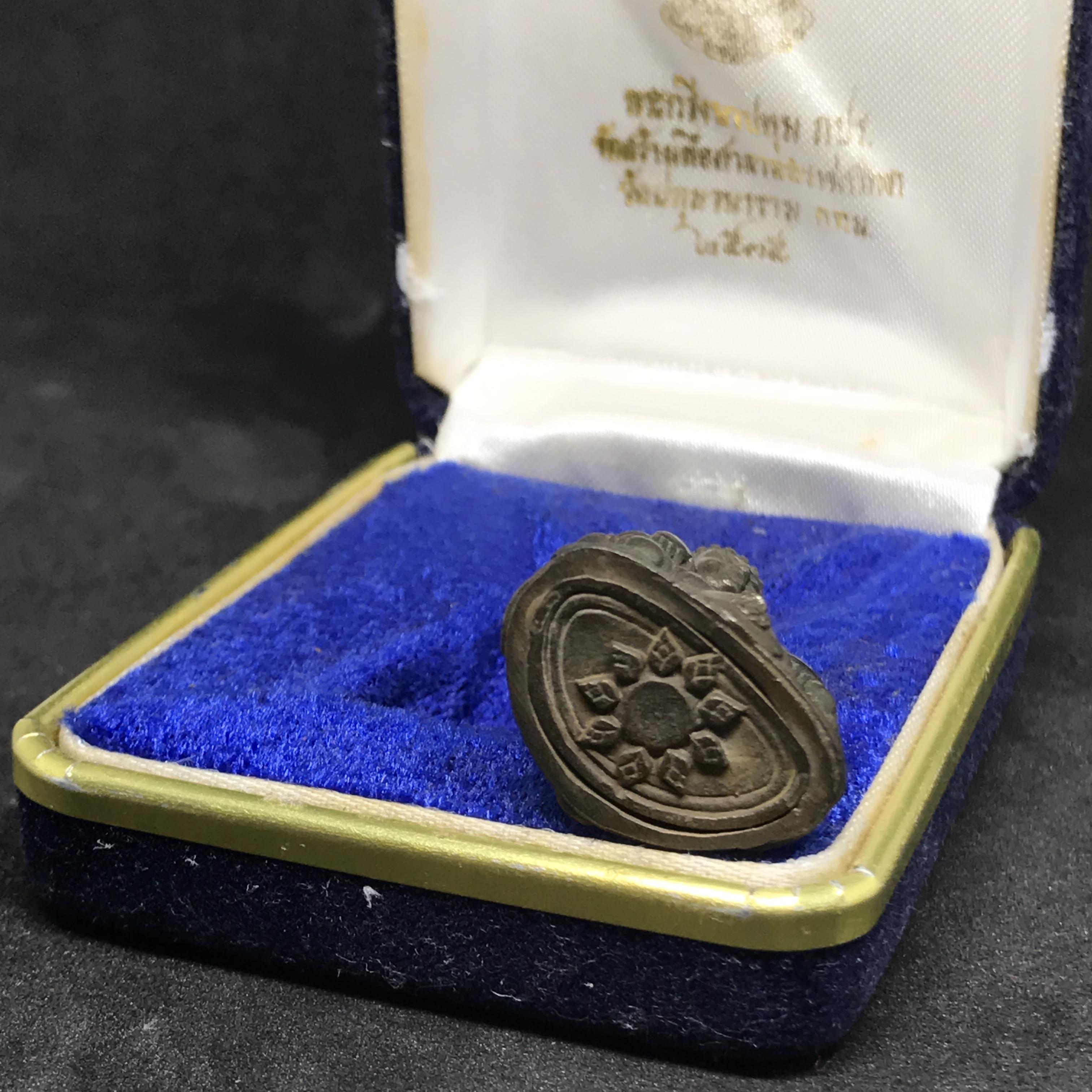 พระกริ่งนวปทุม ภปร. วัดปทุมวนาราม เนื้อนวโลหะ ปี2535(ในหลวงรัชกาลที่9เสด็จเททอง)กล่องกำมะหยี่พิเศษ