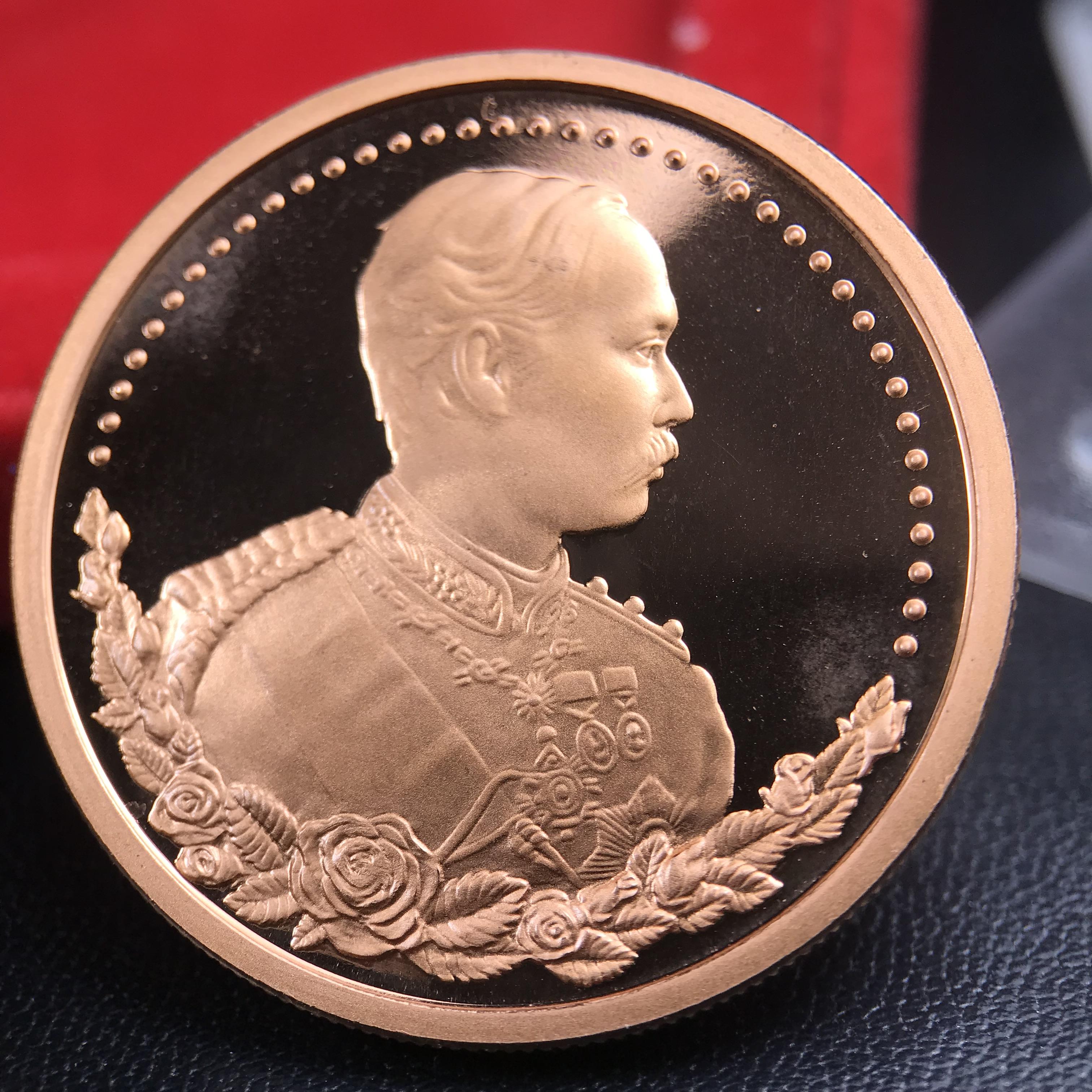 เหรียญรัชกาลที่ 5 หลัง 12 นักษัตริย์ รุ่นมหาลาภ ปี 2539 เนื้อทองแดงขัดเงา บล็อกนอก(เพิร์ธ)ออสเตรเรีย ขนาด 3.2 ซ.ม. กล่องบรรจุเดิมครบสมบูรณ์สวยงาม พิธีพุทธาภิเษก ณ.พระอุโบสถ วัดพระแก้ว สมเด็จพระญาณสังวร สมเด็จพระสังฆราช เป็นประธานพิธี