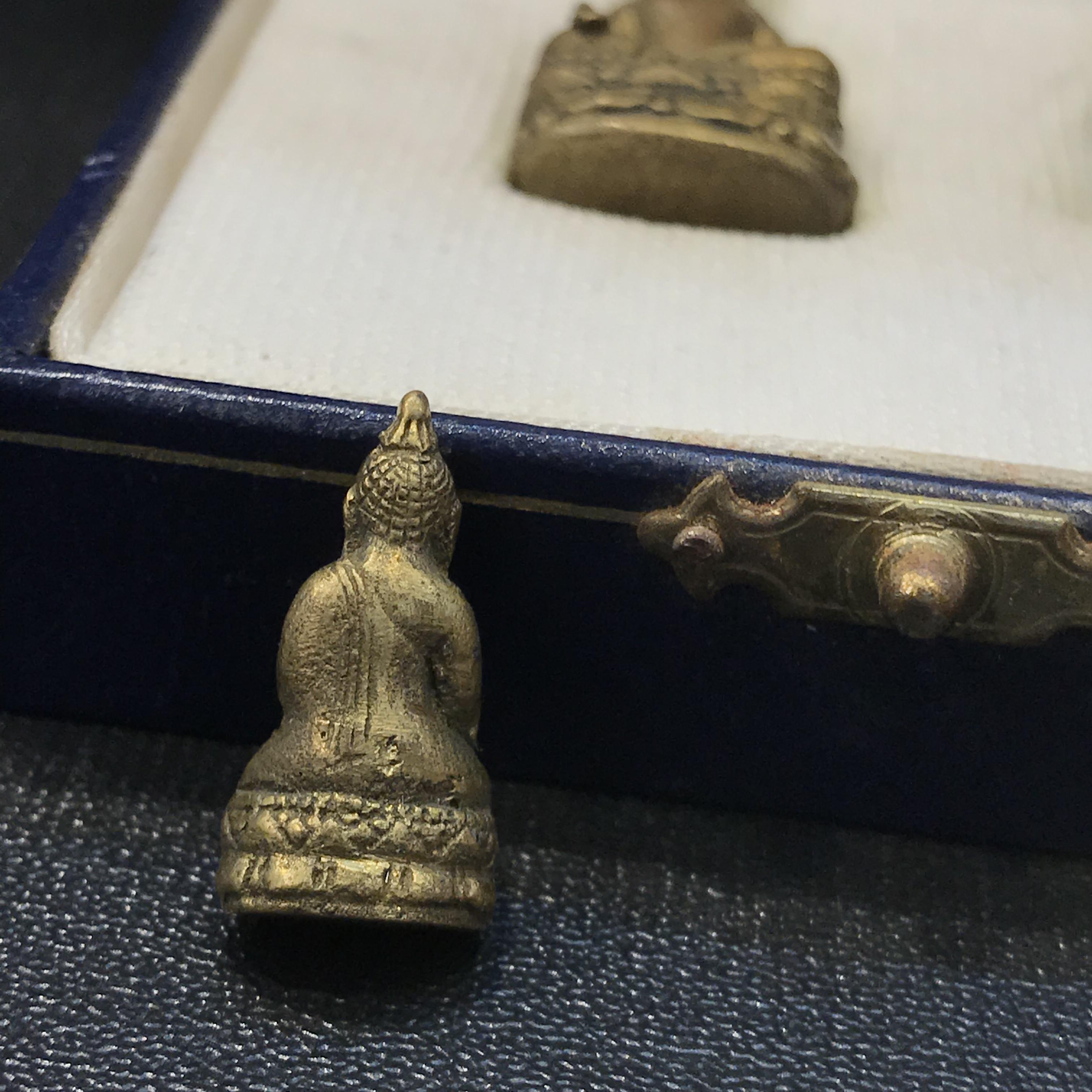 พระกริ่ง-พระชัยวัฒน์ไพรีพินาศ วัดบวรนิเวศวิหาร รุ่นผ้าป่าสิงห์บุรี ปี2528(กล่องหนังนิยม)