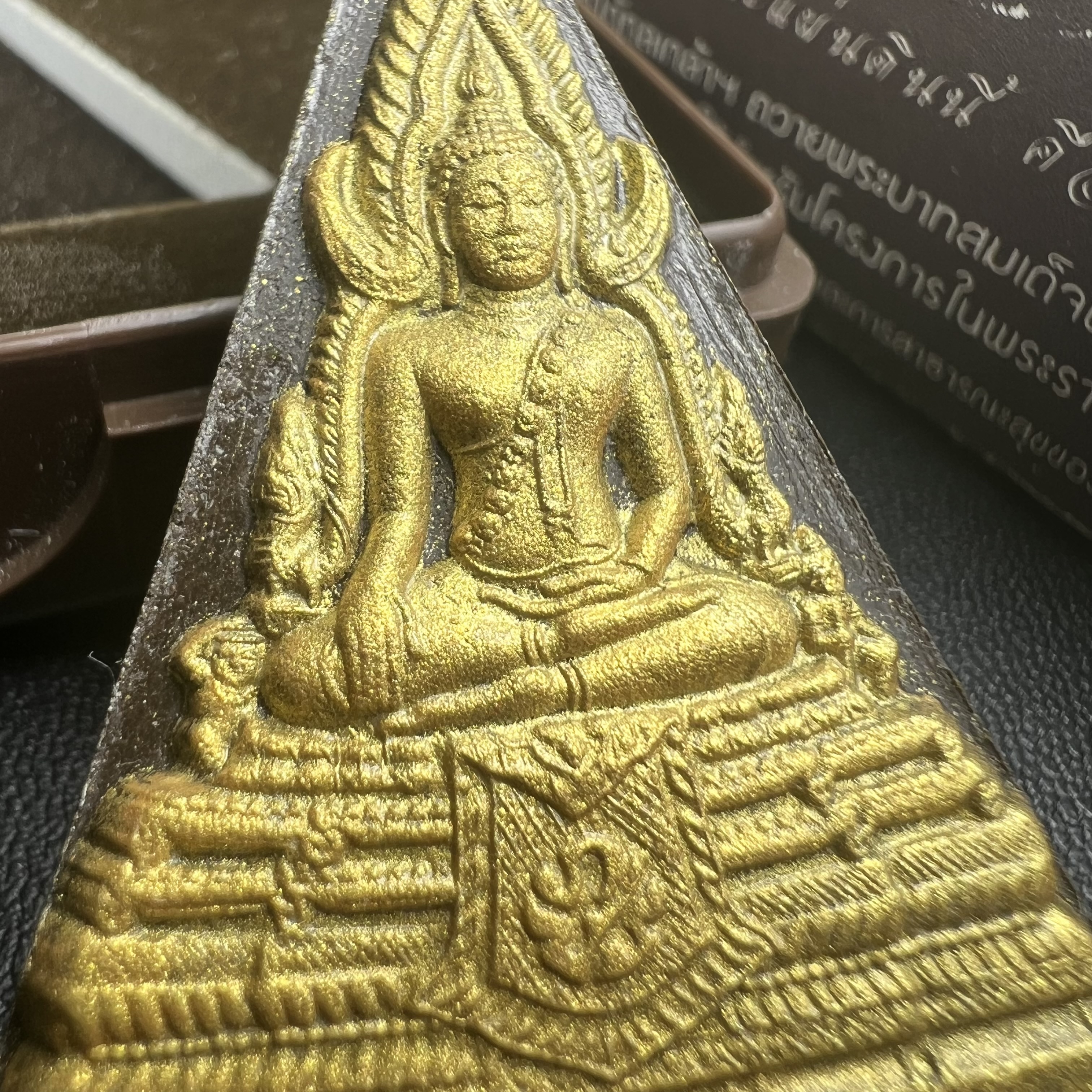 พระพุทธชินราช ภปร. โครงการ "เพราะแผ่นดินนี้ คือ แผ่นดินเกิด" ปี2548(รุ่นแรก) พระผงหลัง ภ.ป.ร. ทองคำ(หนัก 1.1 กรัม) (พระราชทานเส้นพระเจ้า (เส้นผม)และมวลสารจิตรลดา)