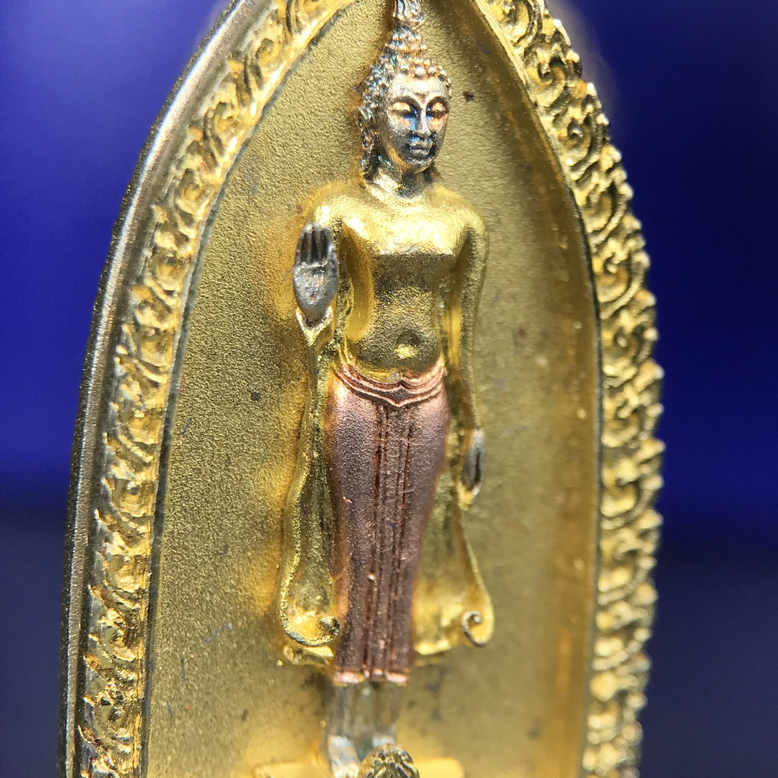 พระพุทธกาญจนพรสยามภูมิ ภปร. ปี 2539 เนื้อเงินสามกษัตริย์พื้นทรายเงา(ผิวเดิมสวย) พิมพ์ทรงใบขนุน ขนาด3.2ซม. พระพุทธรูปประจำพระชนมวาร รัชกาลที่9 ทรงโปรดเกล้าให้วิทยาลัยป้องกันราชอาณาจักร(วปอ.)สร้างในวโรกาสทรงครองสิริราชสมบัติครบ50ปี พ.ศ.2539(1ใน5000องค์)