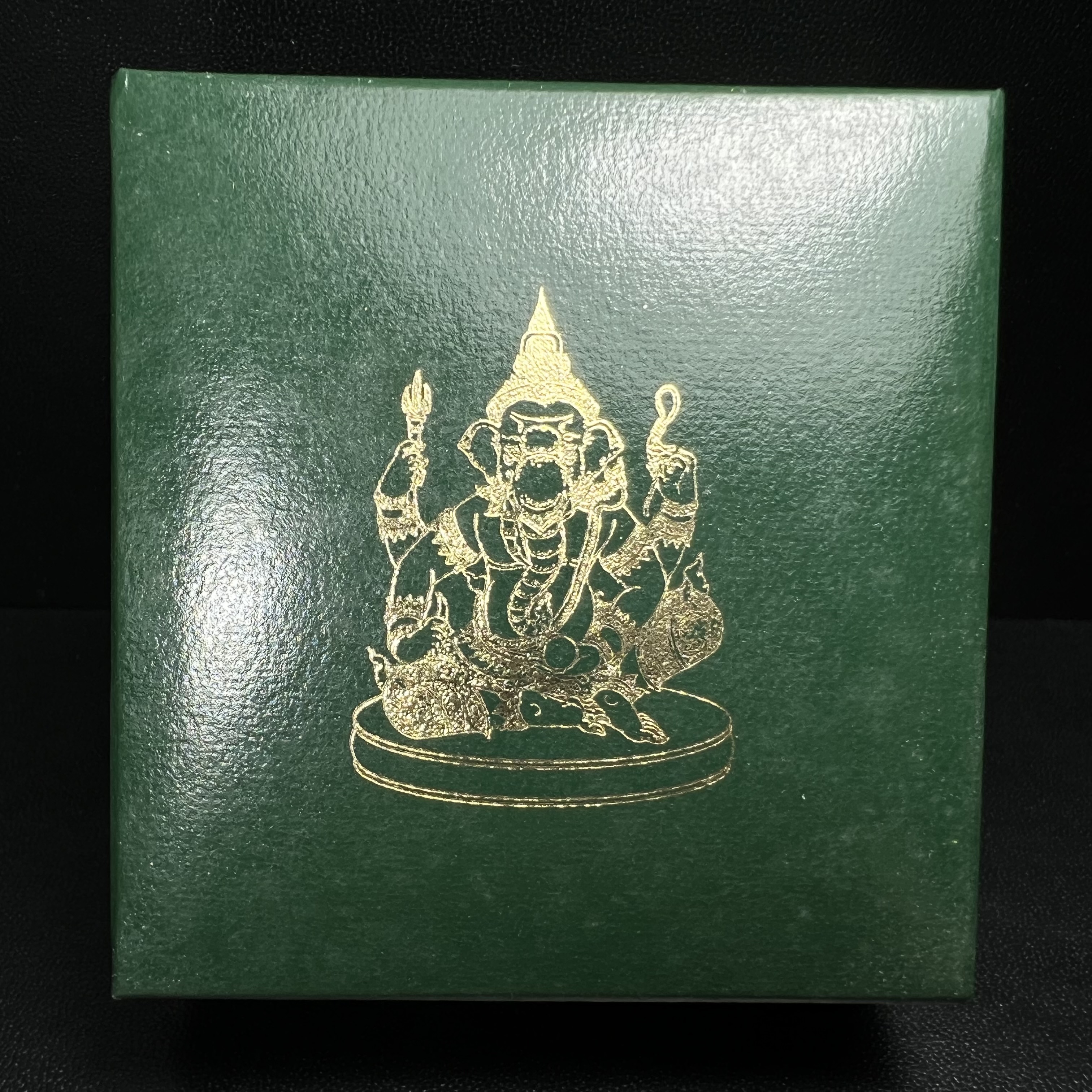 พระพิฆเนศ เทวสถานโบสถ์พราหมณ์ ปี 2539 รูปหล่อลอยองค์เนื้อเงิน 99.9% (พ่นทรายขัดเงาบางส่วน) พิมพ์เล็ก(ขนาดประมาณ 1.3 * 0.8 ซม.) พร้อมกล่องบรรจุเดิมครบ ผลิตโดย บ.แพรนด้า จิวเวลรี่(สภาพสวยเดิม พิธีใหญ่ พุทธศิลป์งดงาม)