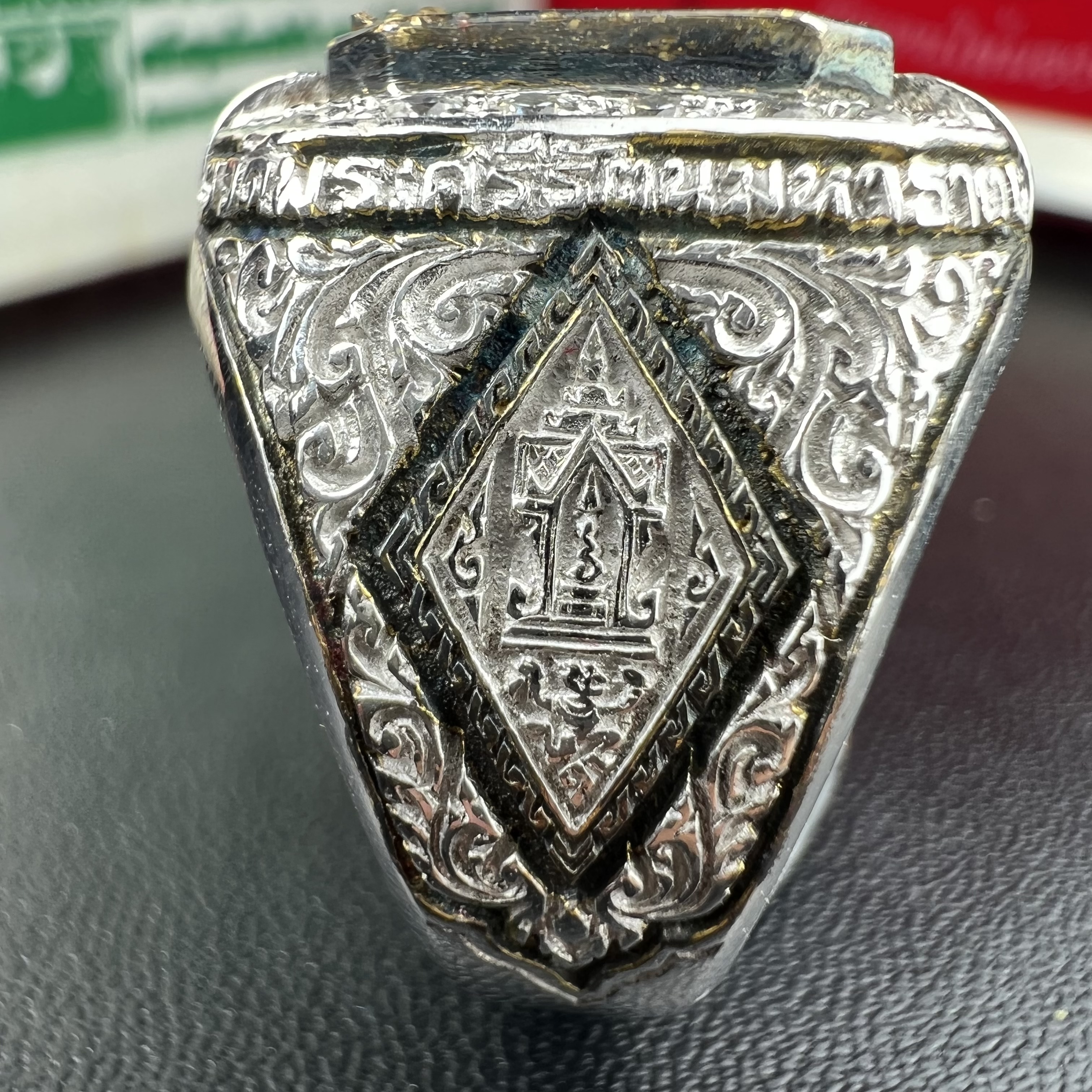 แหวนพระพุทธชินราช ภปร. ในวโรกาสเฉลิมพระชนมายุ6รอบ 5ธันวาคม2542 มูลนิธิพิทักษ์ดวงตาประชาชน จัดสร้าง แหวนเนื้อเงินเคลือบทองคำบริสุทธิ์ประดับเพชร CZ เกรดนอก ตอกโค๊ตและหมายเลข 504(ผลรวมได้ 9 เลขมหามงคลเจริญก้าวหน้าในทุกด้าน) พร้อมกล่องบรรจุเดิมครบ(หายาก)