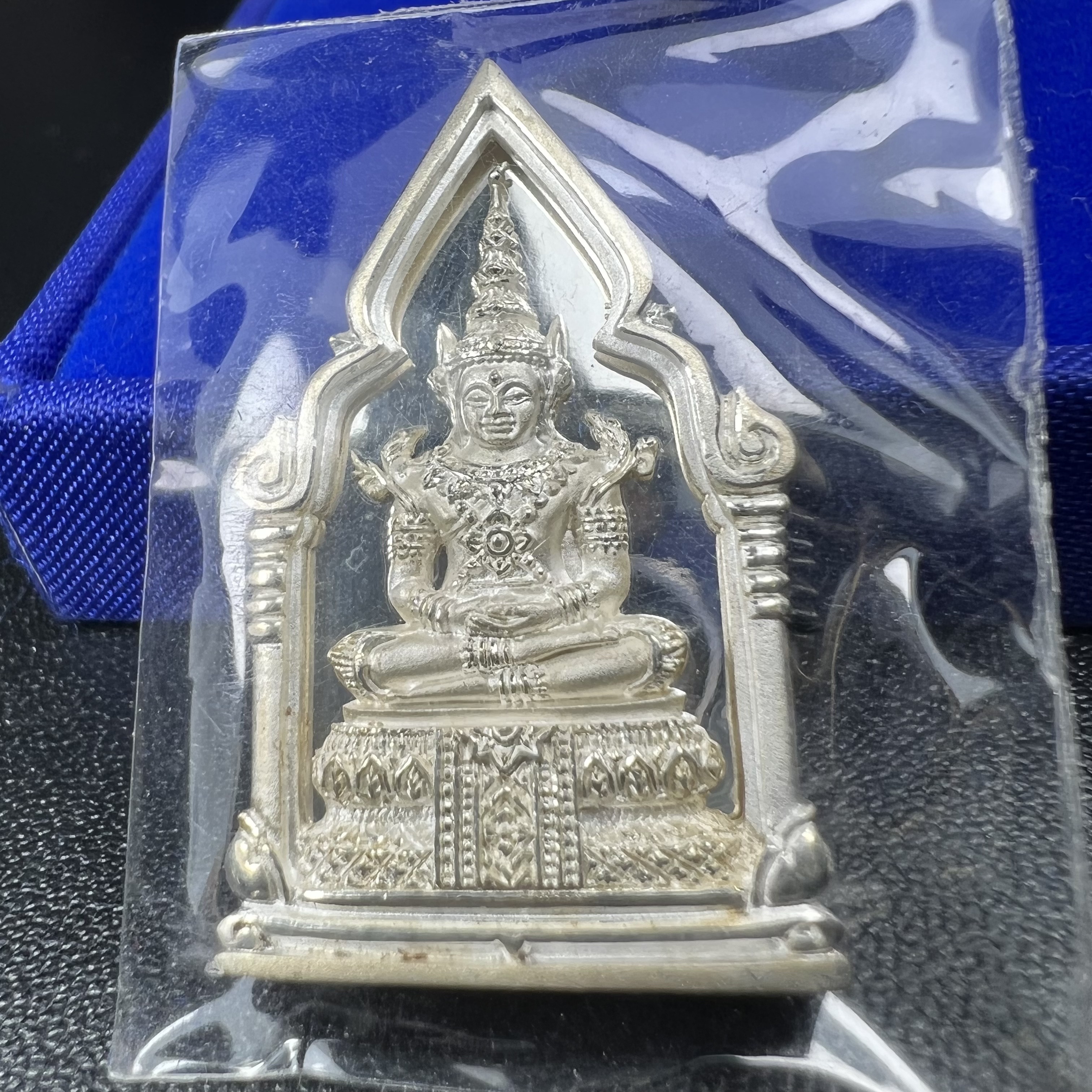 พระพุทธมหามณีรัตนปฎิมากร(พระแก้วมรกต)รุ่น เฉลิมพระเกียรติ วัดพระศรีรัตนศาสดารามราม(วัดพระแก้ว) ปี2543 เนื้อเงินพิมพ์ซุ้มกนกใหญ่ สภาพสวยซีนเดิมกล่องครบ