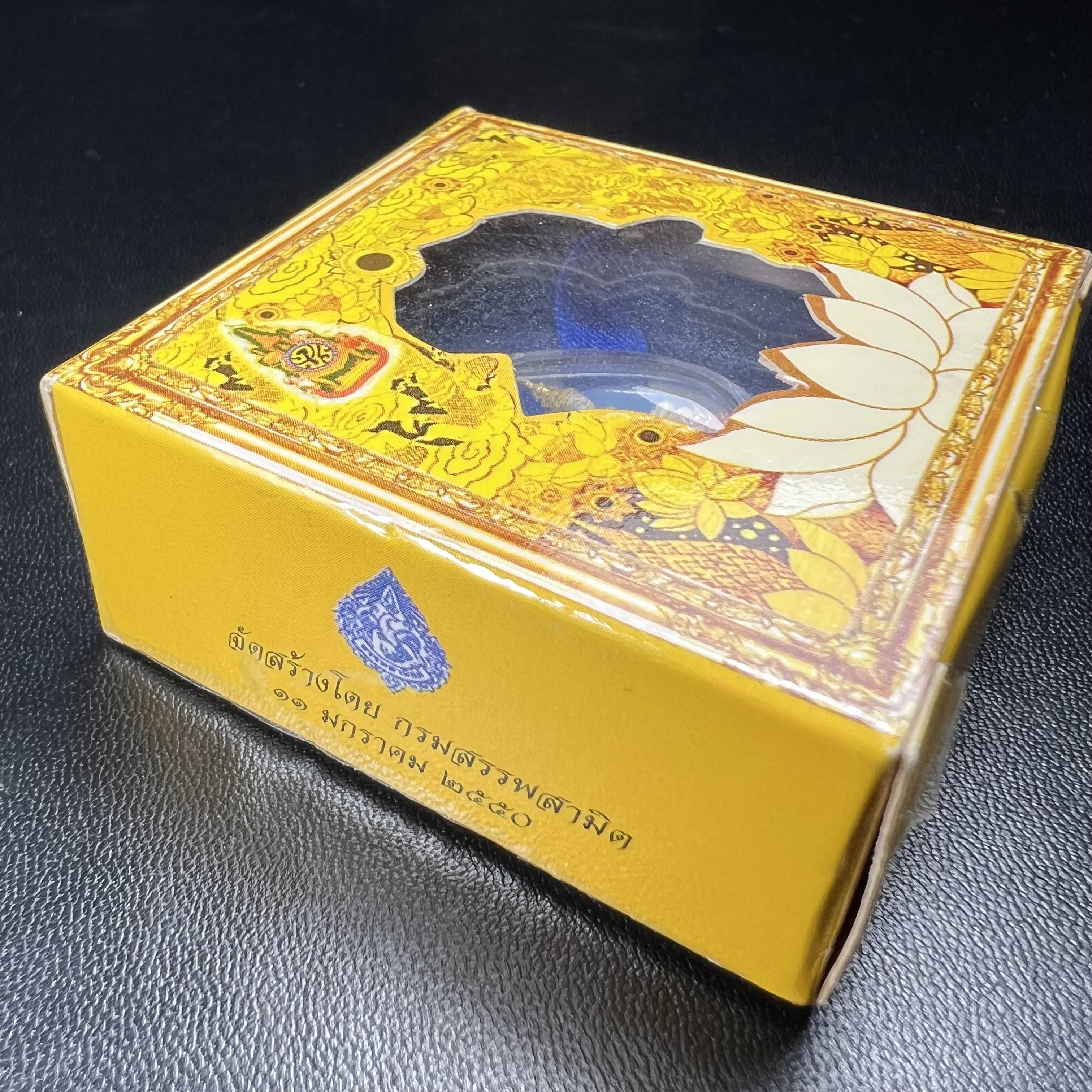 พระแก้วมรกต(จำลอง)ลอยองค์ ขนาดหน้าตัก 1/4 นิ้ว ทรงเครื่องฤดูร้อน เนื้อเงินสามกษัตริย์ ตราสัญลักษณ์ฉลองสิริราชสมบัติครบ 60 ปี พ.ศ.2549(สภาพสวย ครบ สมบูรณ์)