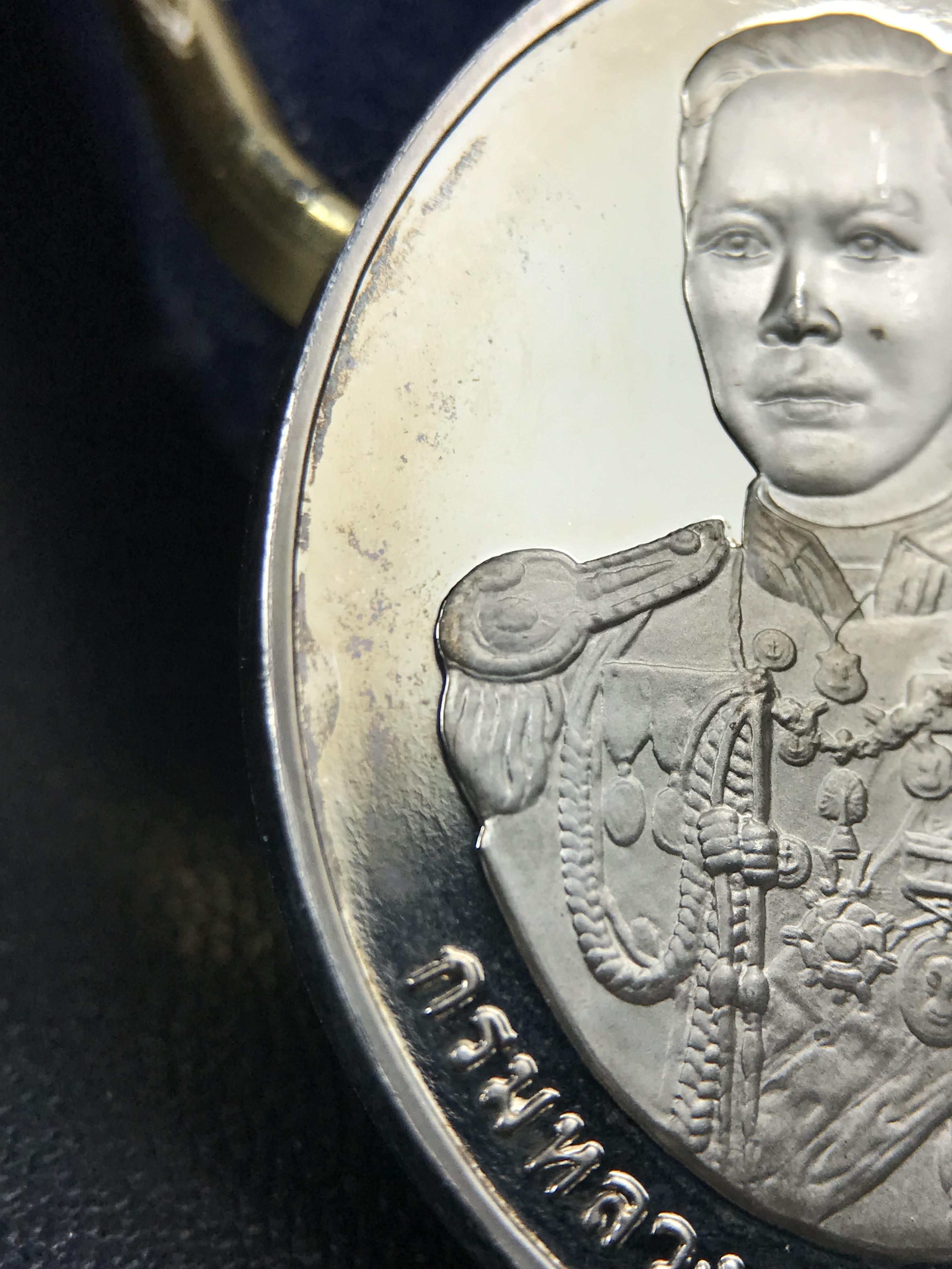 เหรียญหลวงพ่อเงิน – กรมหลวงชุมพรฯ วัดบางคลาน เหรียญไข่สองหน้า เนื้อเงิน 99.99% ขัดเงา ขนาดสูง 3.1 ซม. ประกอบพิธีมหาพุทธาภิเษก ณ อุโบสวัดหิรัญญาราม(วังตะโก) บางคลาน จ.พิจิตร เมื่อวันอังคารที่ 3 มี.ค.2541( เหรียญออกโดยโรงงานกษาปณ์ เพิร์ธ ประเทศออสเตรเลีย )